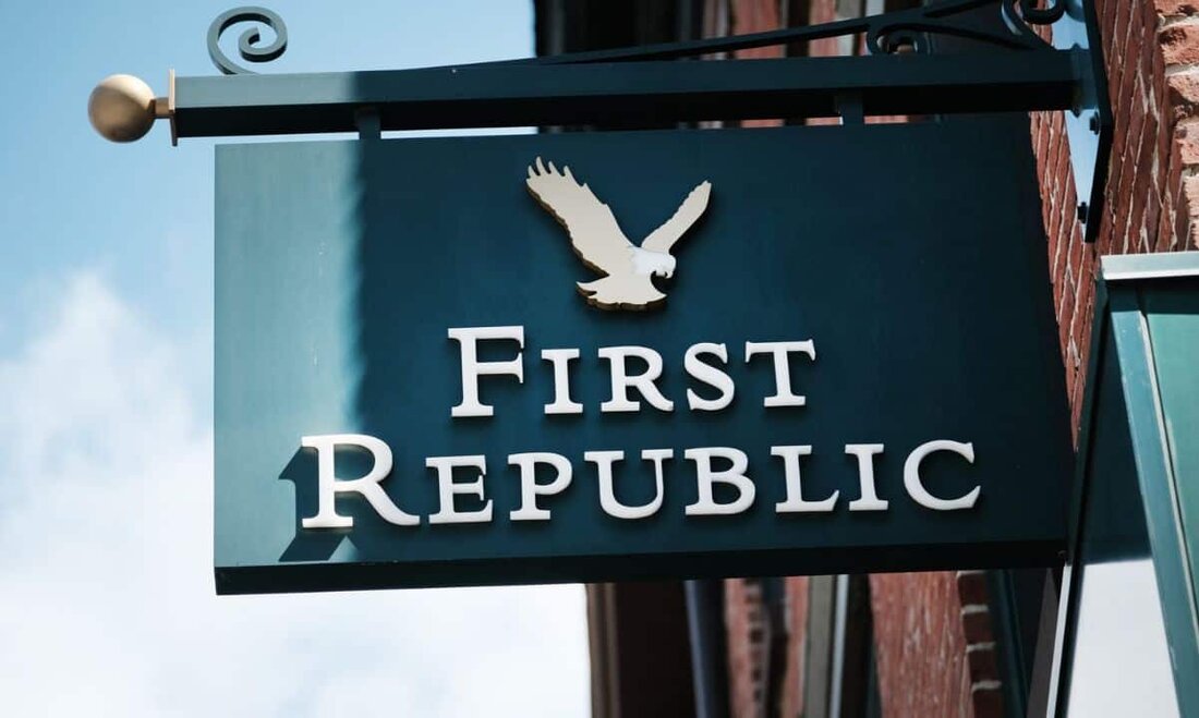 Die Aktien der First Republic Bank sind auf ein Rekordtief gefallen, nachdem der Kreditgeber bekannt gegeben hatte, dass Einleger im ersten Quartal über 100 Milliarden Dollar abgehoben hatten. Sie steht massiv unter Druck, seit eine Reihe von Bankenpleiten in den Vereinigten Staaten Ängste vor einer größeren Krise geweckt haben. Die privatwirtschaftlichen Initiativen werden von den Beratern der First Republic Bank geleitet, müssen aber noch eine Einigung erzielen. US-Beamte sind nun eingesprungen, um dringende Gespräche zur Rettung der 1985 in San Francisco gegründeten Geschäftsbank zu koordinieren. Chaos in der Ersten Republik Der Zusammenbruch der Silicon Valley Bank (SVB) und der Signature …