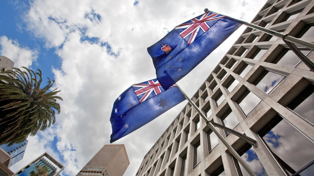 Die australische Regierung hat angekündigt, Schritte zu unternehmen, um sicherzustellen, dass die „Regulierung von Krypto-Assets Verbraucher schützt“, und einer dieser Schritte wird die Reform der „Lizenzierung und Verwahrung von Krypto-Assets“ sein. Die von Anthony Norman Albanese geführte Regierung sagte auch, sie habe ein Konsultationspapier veröffentlicht, das untersucht, „welche Elemente des Krypto-Ökosystems ausreichend reguliert sind und welche zusätzliche Aufmerksamkeit erfordern“. Priorisierung des Verbraucherschutzes Die australische Regierung hat erklärt, sie arbeite daran, „sicherzustellen, dass die Regulierung von Krypto-Assets die Verbraucher schützt“ und die Wirtschaft so zu positionieren, „dass sie neue digitale Produkte und Dienstleistungen nutzen kann“. Um diese Ziele zu erreichen, sagte &hellip;