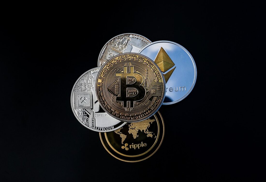 Der ERC-223-Standard und seine Auswirkungen verstehen Der ERC-223-Standard, der im März dieses Jahres vorgeschlagen wurde, bringt einige Verbesserungen gegenüber dem bekannten ERC-20-Standard mit sich. Ein bemerkenswerter Fehler des ERC-20-Standards war der potenzielle Verlust von Token in Verträgen, die nicht mit den gesendeten Token kompatibel waren. Mit dem ERC-223-Standard wird dieses Problem behoben, da er eine wirtschaftliche Abstraktion ermöglicht und Token zu erstklassigen Wertübertragungseinheiten bei der Entwicklung intelligenter Verträge macht. Im Gegensatz zum ERC-20-Standard implementiert der ERC-223-Standard einen sichereren Ansatz, indem er Tokenübertragungen auf Verträge verhindert, die den Token-Empfang nicht explizit unterstützen. Diese Verbesserung stellt sicher, dass Token bei Transaktionen nicht …