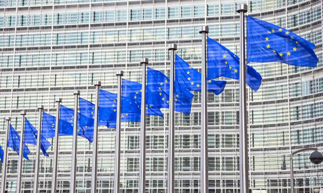 Der Europäische Ausschuss für Systemrisiken (ESRB) hat am Donnerstag einen Bericht veröffentlicht, in dem die drei größten Albtraumszenarien dargelegt werden, in denen sich eine Krise in der Kryptoindustrie ausbreiten und ein „systemisches Risiko“ für das gesamte Finanzsystem darstellen könnte. Das größte aufgeführte Risiko ist ein potenzieller Run auf einen „großen, durch Reserven gedeckten Stablecoin“ wie Tether (USDT) oder USD Coin (USDC). Die Verbindung von Crypto zu TradFi In seinem 77-seitigen Bericht argumentierte der ESRB, dass mit dem Wachstum der volatilen Kryptoindustrie auch ihre Verbindung zur Mainstream-Finanzwelt wächst. Der Vorstand glaubt nicht, dass diese Vernetzung in naher Zukunft irgendeine Art von …