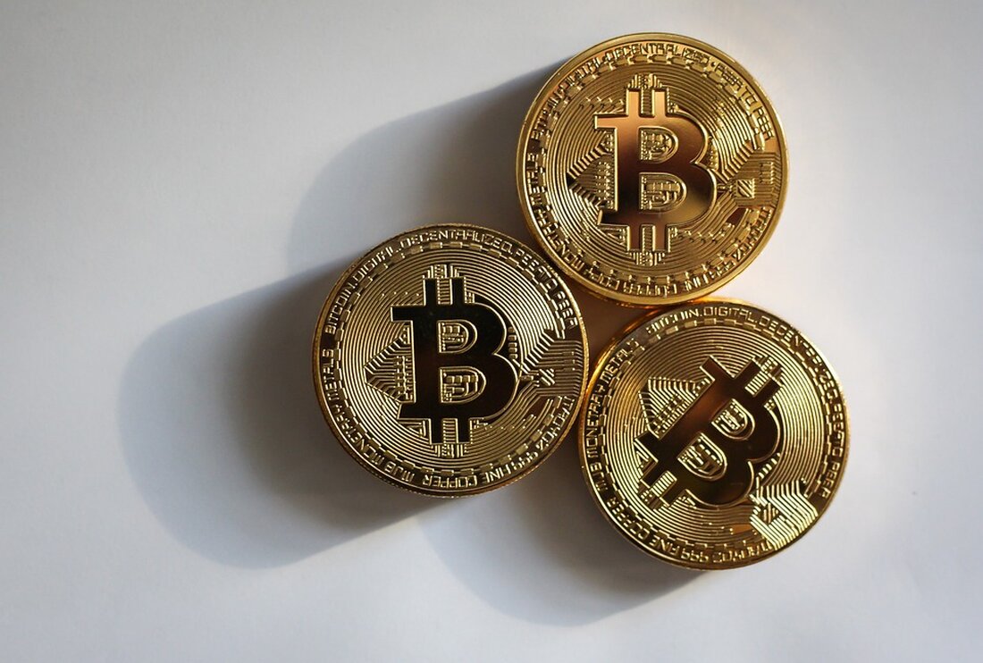 Eine ausgefeilte Strategie zum Kaufen und Verkaufen von Bitcoin wird vom renommierten Krypto-Analysten Plan B empfohlen, um überdurchschnittlich hohe Gewinne zu erzielen. Diese Strategie basiert auf dem Bitcoin Halving, das etwa alle vier Jahre auftritt und die Mining-Belohnungen um 50 % reduziert. Die Angebotsverknappung durch das Halving führte in der Vergangenheit zu erheblichen Preissteigerungen. Plan B sieht darin eine optimale Gelegenheit für versierte Investor:innen. Seiner Taktik zufolge sollte man den Vermögenswert sechs Monate vor dem Halving kaufen und 18 Monate nach dem Ereignis wieder verkaufen. Durch dieses Vorgehen können Investoren von Bitcoins zyklischem Verhalten profitieren und sowohl die Preisanstiege während &hellip;