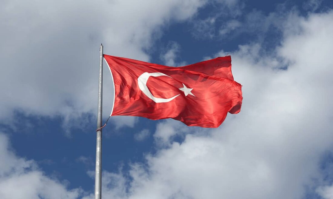 Berichten zufolge haben einige Einwohner der Türkei ihr Interesse am Kryptowährungsmarkt, insbesondere am Stablecoin USDT, wiederbelebt, nachdem ihre Landeswährung erneut abgewertet wurde und sie befürchteten, dass im ganzen Land wieder eine schwere Inflation auftauchen könnte. Der Abwärtstrend der türkischen Lira (der in den letzten Jahren zu beobachten war) verstärkte sich kurz nachdem Recep Erdogan die Präsidentschaftswahlen gewann und sich damit weitere fünf Jahre als politischer Führer sicherte. Er ist als scharfer Kritiker digitaler Währungen bekannt, während sein Gegner Kemal Kilicdaroglu (der zwei Millionen Stimmen weniger als Erdogan erhielt) seine Ansichten für Kryptowährungen teilte. Türken wenden sich Krypto zu Laut aktuellem …