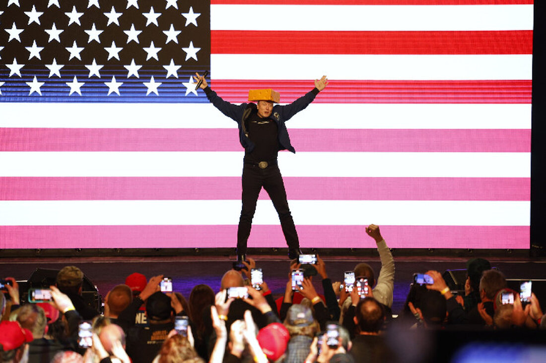 Elon Musk begeistert Fans in Wisconsin Elon Musk, CEO von Tesla und SpaceX, trat kürzlich bei einer Wahlkampfveranstaltung in Wisconsin auf und wurde von seinen Fans begeistert empfangen. Mit einem Käsehut auf dem Kopf und bester Laune hielt Musk eine Rede, in der er verschiedene Themen ansprach und sich mit seinem Publikum austauschte. Besonders auffällig war die positive Stimmung, die während der Veranstaltung herrschte. Die Fans bejubelten Musk und unterstützten seine Aussagen. In seiner Rede ging er zudem kurz auf die Namensähnlichkeit ein, die er mit einer bestimmten Person hat, was bei den Zuhörern für Heiterkeit sorgte. Die Veranstaltung in …