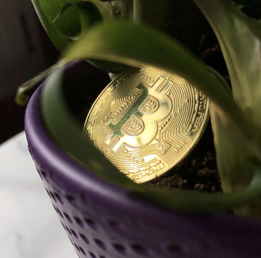 Dogecoin (DOGE) erlebte nach einem Tweet von Elon Musk, dem CEO von Tesla und Twitter, einen Anstieg um etwa 4 %. Dies löste Spekulationen über Musks Interesse und seinen möglichen Einfluss auf DOGE aus, da die Märkte schnell auf seine Kommentare reagieren. Laut Berichten von Fortune und Finance Yahoo stieg der Preis von Dogecoin (DOGE) innerhalb von Minuten um etwa 4 %, nachdem Elon Musk, der CEO von Tesla und Twitter, die beliebte Kryptowährung in einem Tweet erwähnt hatte. Der Preis stieg von 0,069 $ auf bis zu 0,072 $ am späten Mittwochmorgen nach Musks Post. Allerdings nahm der Token …