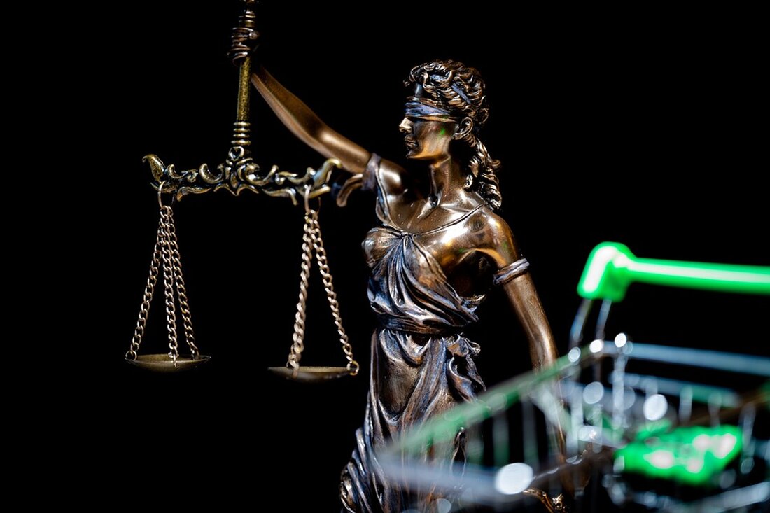 Die US-Börsenaufsichtsbehörde (SEC) hat eine Rechnungslegungsvorschrift namens Staff Accounting Bulletin No. 121 (SAB 121) eingeführt, die es US-Banken erschwert, Bitcoin und andere Kryptowährungen zu halten. Dies wurde von Matt Walsh, Partner von Castle Island Ventures, über Twitter enthüllt. Walsh behauptet, dass Gary Gensler, der Leiter der SEC, diese Regel benutzt, um die SEC in eine Leistungsregulierungsbehörde zu verwandeln und große Banken daran zu hindern, Kryptowährungen in den USA anzufassen. SAB 121, das seit dem 31. März 2022 in Kraft ist, betrifft Unternehmen, die Finanzinformationen gemäß den US-amerikanischen Generally Accepted Accounting Principles (GAAP) oder den International Financial Reporting Standards (IFRS) bei &hellip;