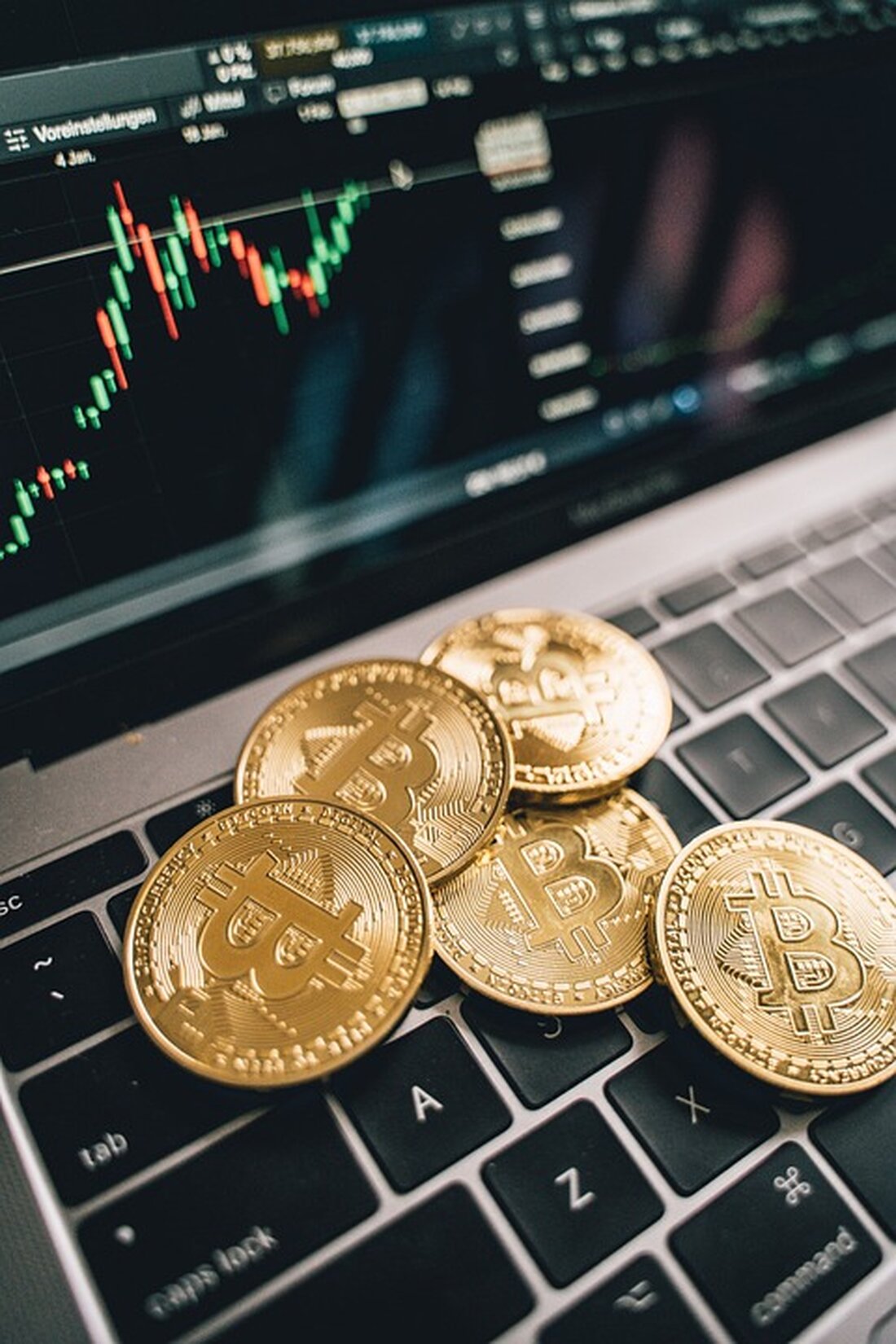 Anstieg des Stablecoin-Angebots auf Ethereum: Ein Überblick über die aktuellen Trends Die On-Chain-Daten zeigen, dass das Angebot an Stablecoins auf Ethereum ein neues Allzeithoch von 132,4 Milliarden US-Dollar erreicht hat. Dabei bilden die beiden führenden Stablecoins, Tether (USDT) und USD Coin (USDC), einen erheblichen Teil des gesamten Stablecoin-Angebots auf dieser Blockchain. Aktuelle Stablecoin-Angebote auf Ethereum Bis zum 24. März 2025 belief sich das USDT-Angebot auf über 75 Milliarden US-Dollar, während USDC mit etwas mehr als 39 Milliarden US-Dollar das zweitgrößte Stablecoin-Angebot auf Ethereum darstellt. Weitere Stablecoins wie USDE, USDS, DAI, FDUSD und PYUSD tragen ebenfalls zum Gesamtangebot bei, wobei sie …