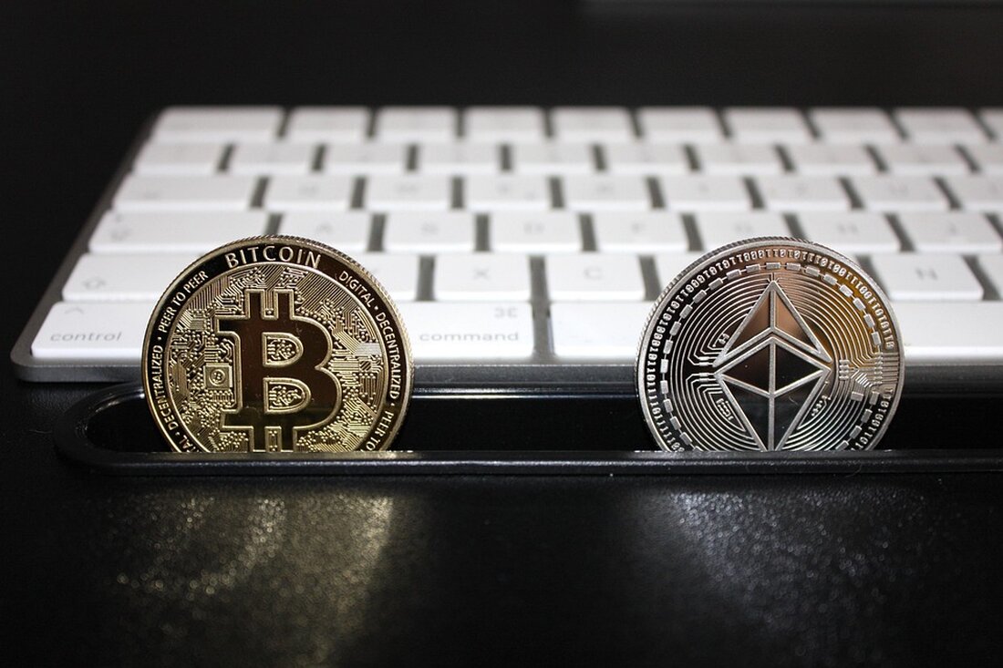 Ethereum (ETH) vor einer entscheidenden Phase: Kursanalyse und Marktentwicklung Der Ethereum (ETH)-Kurs steht in den kommenden Tagen vor einer wichtigen Herausforderung. Nachdem die digitale Währung kurzzeitig die 2.000 USD-Marke überschreiten konnte, richten Analysten nun ihren Blick auf das nächste wichtige Niveau: einen Kurs von 2.400 USD. Kritischer Moment Laut dem Krypto-Analysten Ali Martinez ist es entscheidend, dass Ethereum diesen Widerstand überwinden kann, um das Vertrauen in den Markt wirklich zurückzugewinnen. Zum Zeitpunkt der Veröffentlichung ist der Token bereits wieder unter 2.000 USD gefallen und schwankt um 1.960 USD. Dies bedeutet, dass eine Steigerung von über 20 % erforderlich ist, um &hellip;
