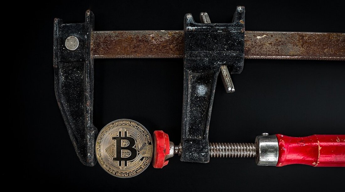 Ethereum, eine der führenden Kryptowährungen, kämpft derzeit darum, die Schlüsselunterstützung bei 1.875 US-Dollar zu halten. Obwohl der Preis unterhalb der Marke von 1.920 US-Dollar und des 100-Stunden-Simple Moving Average liegt, deuten einige Anzeichen auf eine mögliche Erholung hin. Auf dem Stunden-Chart von ETH/USD gab es einen bemerkenswerten Moment: Der Durchbruch über eine bedeutende rückläufige Trendlinie mit einem Widerstand nahe 1.900 US-Dollar. Dies deutet darauf hin, dass die Bullen wieder in Aktion treten und versuchen könnten, den Preis erneut nach oben zu treiben. Eine entscheidende Marke, die es nun zu überwinden gilt, liegt bei 1.920 US-Dollar. In der Nähe dieses Levels &hellip;