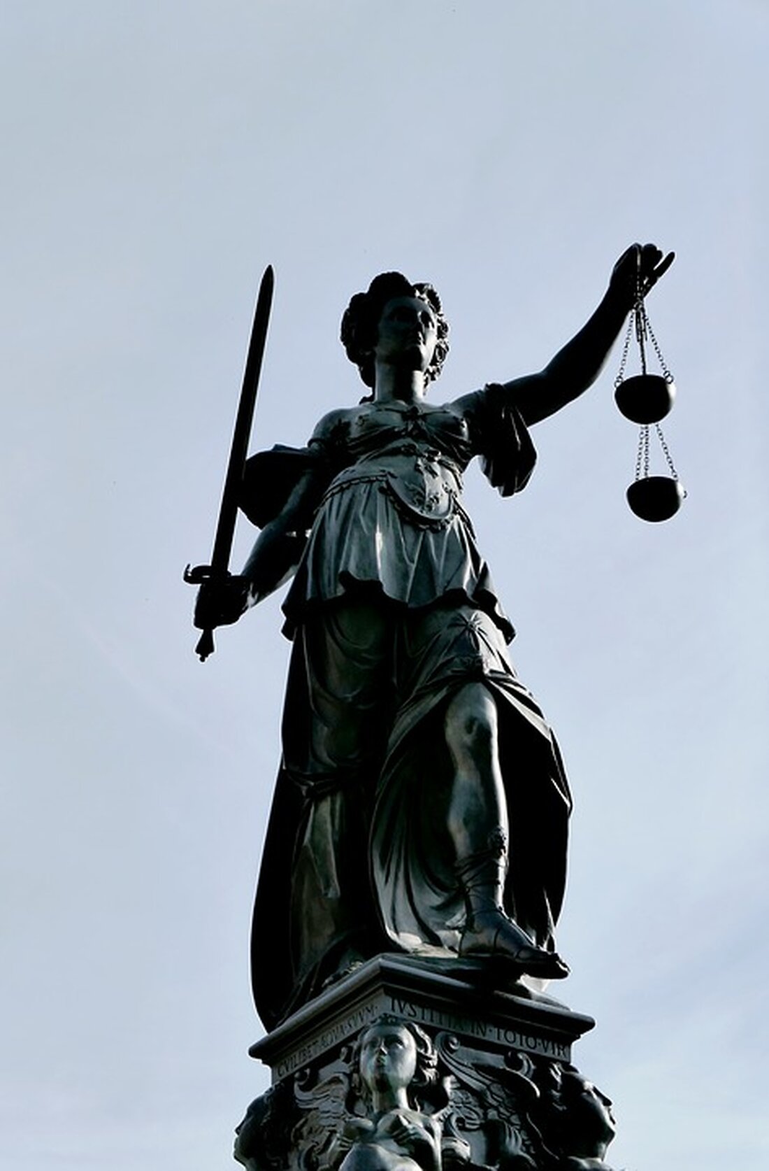 Europäische Banken haben sich zu Vorreitern bei der Verwahrung von Kryptowährungen entwickelt und ihre US-Kollegen überholt. Während US-Banken mit regulatorischen Herausforderungen konfrontiert sind, machen europäische Institute große Fortschritte bei der Nutzung digitaler Währungen. In diesem Artikel erfahren Sie, wie europäische Banken sich im Bereich Krypto-Custody (Verwahrung von Kryptowährungen) einen Vorsprung verschafft haben, welche Akteure an der Spitze stehen und wie hoch die Nachfrage nach diesen Dienstleistungen ist. Europäische Banken haben in den letzten Jahren bewiesen, dass sie digitale Währungen proaktiv nutzen und Krypto-Verwahrungsdienstleistungen anbieten können. Im Gegensatz zu ihren US-amerikanischen Pendants ist es ihnen gelungen, die regulatorischen Rahmenbedingungen besser zu …