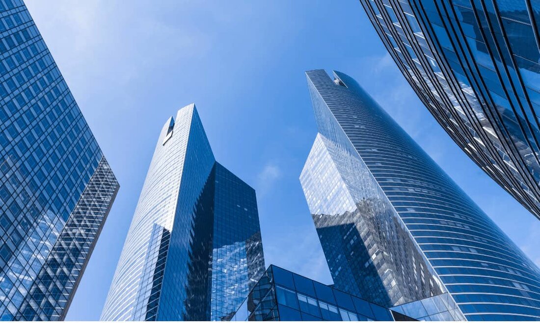 Nach dem Zusammenbruch der Silvergate Bank – einer der beiden wichtigsten Banken, die Finanzdienstleistungen für Kryptoplattformen erbringen – begannen ehemalige Kunden, zum Konkurrenten Signature zu wechseln, nur damit letzterer von den US-Behörden unter Berufung auf erhebliche Liquiditätsprobleme beschlagnahmt wurde. Signifikantes Krypto-Exposure Angesichts des mangelnden Vertrauens der Öffentlichkeit in den Bankensektor entschieden die US-Behörden am Wochenende, die Signature Bank unter Zwangsverwaltung zu stellen, und informierten ihre Führung nur wenige Stunden vor der öffentlichen Ankündigung. Die Bank war hauptsächlich in Krypto investiert, wobei über ein Viertel aller Einlagen aus der Branche stammten. Die Nachricht versetzte vielen Hauptstützen der Kryptoindustrie einen Schlag, indem …