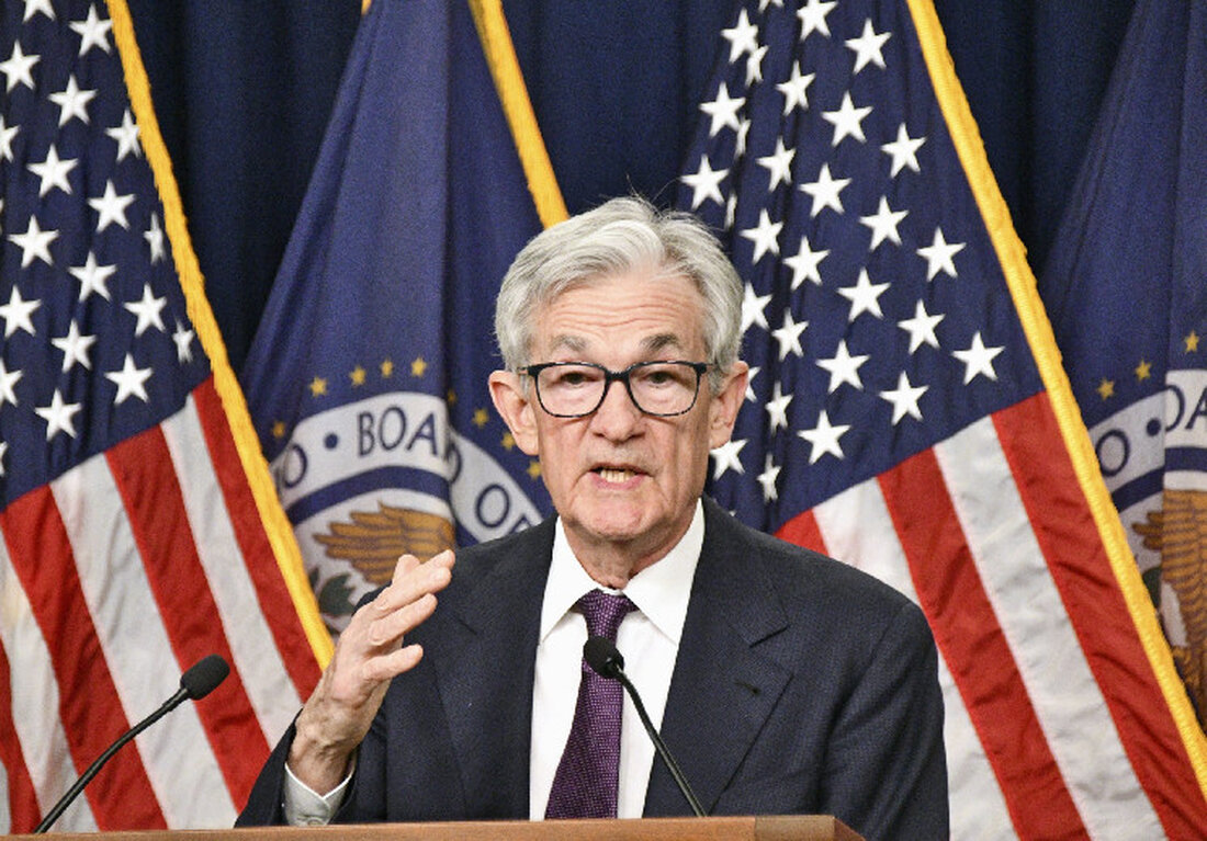 Die Fed belässt den Leitzins trotz gesunkener Inflation unverändert bei 4,5 Prozent Die US-Notenbank, bekannt als Federal Reserve (Fed), hat entschieden, den Leitzins trotz der kürzlich veröffentlichten Inflationszahlen von 2,8 Prozent im Jahresvergleich nicht zu verändern. Der aktuelle Leitzins bleibt somit bei 4,5 Prozent. Die Entscheidung der Fed, nicht an der Zinsschraube zu drehen, zeigt, dass die Zentralbank eine abwartende Haltung einnimmt. Damit wird signalisiert, dass sie die wirtschaftlichen Entwicklungen und die nachhaltige Stabilität der Inflationsrate weiterhin genau beobachten möchte. Die Inflationsrate von 2,8 Prozent ist ein positiver Indikator für die Wirtschaft, da sie auf eine moderate Preissteigerung hinweist. Dennoch …