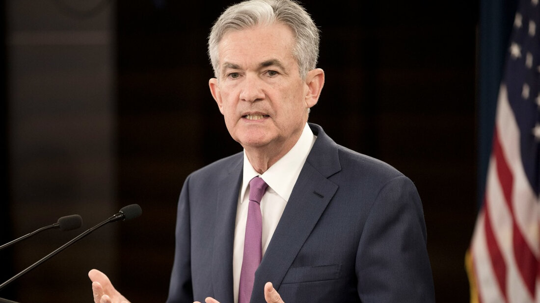 Die US-Notenbank erhöhte am Mittwoch ihren Leitzinssatz um 0,25 %, nachdem die Märkte mit nahezu 100-prozentiger Sicherheit eingepreist hatten, dass das Federal Open Market Committee (FOMC) die Erhöhung um einen Viertelpunkt kodifizieren würde. Die FOMC-Erklärung führte weiter aus, dass erwartet wird, dass anhaltende Zinserhöhungen die Inflation auf den Zielbereich von 2 % senken werden. FOMC skizziert Erwartungen für zukünftige Zinserhöhungen Die Zentralbank der Vereinigten Staaten erhöhte am Mittwoch den Federal Funds Rate um 0,25 % auf die aktuelle Spanne von 4,5 % bis 4,75 %. Das FOMC detailliert in einer Erklärung, dass Indikatoren zeigen, dass es ein „bescheidenes Wachstum der &hellip;