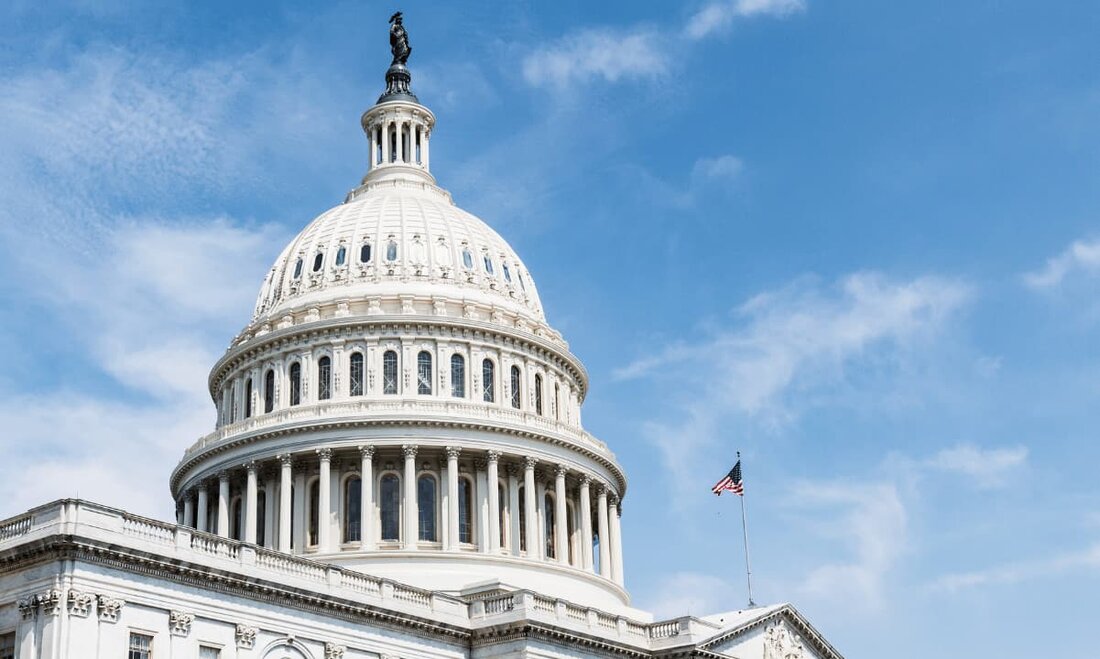 Die Demokraten haben am Mittwoch Gesetzesentwürfe zu Stablecoins gesprengt, weil sie nicht so „überparteilich“ seien wie ursprünglich geplant. Der Gesetzentwurf, der letztes Jahr von den Abgeordneten Maxine Waters (D-Calif.) und Patrick McHenry (RN.C.) erstellt wurde, wurde von den Republikanern gelobt, aber von ihren linken Kollegen als „veraltet“ kritisiert. Von Anfang an anfangen Der Finanzdienstleistungsausschuss des Repräsentantenhauses veröffentlichte a Entwurfsversion der Stablecoin-Rechnung vom 15. April, die neben der „Forschung zu einem digitalen Dollar“ „Anforderungen für Zahlungs-Stablecoin-Emittenten“ bereitstellen soll. Stablecoins sind digitale Vermögenswerte, die an Fiat-Währungen wie Dollar oder Euro gebunden sind und sich wie digitale Dollars verhalten, die keine Bank verwenden …