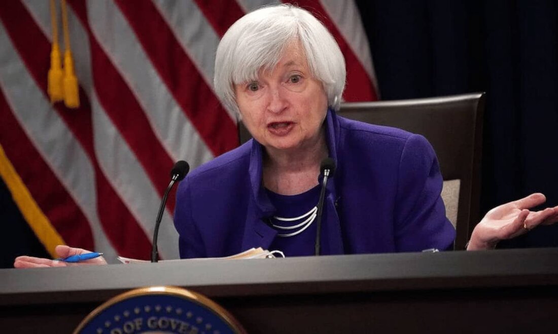 Finanzministerin Janet Yellen schlug vor, dass ihre Abteilung bereit sein könnte, Bankeinlagen bei Bedarf weiter zu stützen, nur einen Tag, nachdem sie die Möglichkeit scheinbar ausgeschlossen hatte. Auf ihre Äußerungen folgten kurze Schwankungen der Bankaktien, die dann ihren täglichen Abwärtstrend fortsetzten. Werden Einlagen gesichert oder nicht? In ihr vorbereitetes Zeugnis vor dem House Appropriations Subcommittee am Mittwoch wiederholte Yellen Kommentare vom Vortag erklärt, dass die jüngsten Maßnahmen der Regierung darin bestanden, die Sicherheit amerikanischer Einlagen zu gewährleisten. Sie entfernte jedoch eine Schlüsselzeile aus der Aussage vom Mittwoch, in der sie behauptete, „das US-Bankensystem sei sicher und gesund“, und fügte nun &hellip;