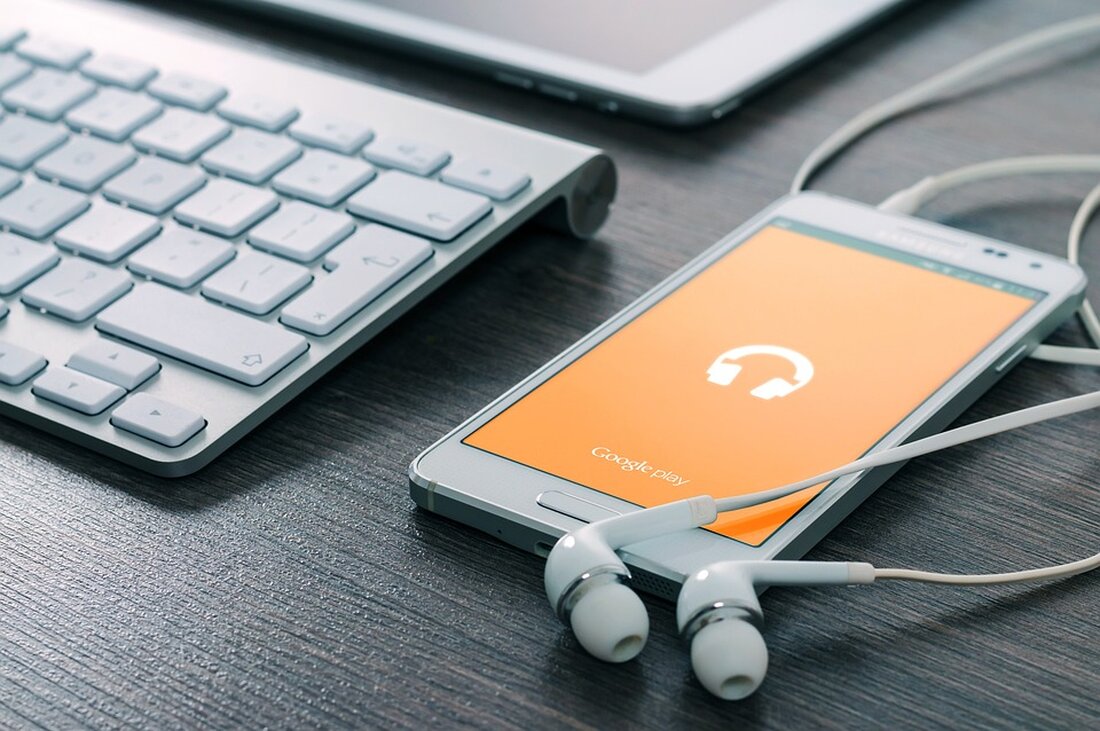 Google Play öffnet sich für Kryptowährungen und NFTs und steht damit im Gegensatz zur bisherigen krypto-skeptischen Haltung des Unternehmens. Diese Entscheidung könnte eine entscheidende Veränderung für den App-Marktplatz bedeuten. Im Vergleich dazu hat Apple eine strengere Haltung gegenüber Krypto-Apps beibehalten, jedoch NFT-basierte Spiele zugelassen. Früher waren Krypto-Mining-Apps und Apps mit riskanten Finanzdienstleistungen auf Google Play verboten. Nun erlaubt Google jedoch Entwicklern, Blockchain- und P2E-Apps anzubieten, die NFTs verkaufen oder zum Verdienen anbieten. Voraussetzung ist, dass es sich nicht um Glücksspiele handelt und die Entwickler eine Erklärung für den Google Play Store unterzeichnen. Ein Verkauf von Lootboxen oder das Bewerben von …