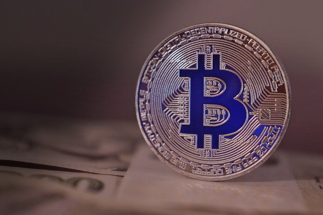 Aktienkurs des Grayscale Bitcoin Trust (GBTC) seitwärts während Bitcoin bei 30.000 US-Dollar verharrt Der Aktienkurs des Grayscale Bitcoin Trust (GBTC) hat in den letzten Tagen eine seitwärtsbewegte Entwicklung verzeichnet, während Bitcoin bei 30.000 US-Dollar zu stagnieren scheint. GBTC wurde bei 20 US-Dollar gehandelt, dem höchsten Stand seit Juni letzten Jahres. Dies zeigt einen Anstieg von mehr als 168 % seit dem Tiefststand im Dezember. Als größter Fonds in der Kryptowährungsbranche verwaltet der Grayscale Bitcoin Trust ein Vermögen von über 18,9 Milliarden US-Dollar. Seit seiner Auflegung ist der Fonds um unglaubliche 19.200 % gewachsen. Grayscale Bitcoin Trust verwahrt seine Vermögenswerte in &hellip;