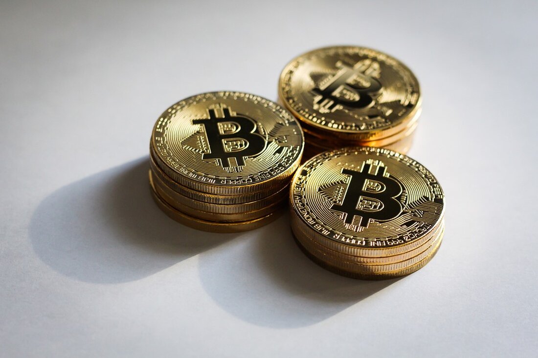 Die Anwälte des digitalen Vermögensverwalters Grayscale haben die US-Börsenaufsicht SEC für ihre Entscheidung kritisiert, einen gehebelten Bitcoin-basierten Exchange Traded Fund (ETF) zu genehmigen, während das Unternehmen selbst wegen der Ablehnung seines Spot-Bitcoin-ETFs gegen die Regulierungsbehörde eine Klage eingereicht hat. In einem Brief an das US-Berufungsgericht des District of Columbia argumentierten die Anwälte, dass die SEC einen gehebelten ETF genehmigt habe, den sie als riskanter einschätzten als die traditionellen börsengehandelten Bitcoin-basierten Futures-Produkte von Grayscale. Sie argumentierten weiterhin, dass dies eine diskriminierende Behandlung von Spot-Bitcoin-ETPs impliziere. Auf Twitter präsentierten sie den Brief, den sie eingereicht hatten. Die Anwälte erklärten, dass die SEC &hellip;
