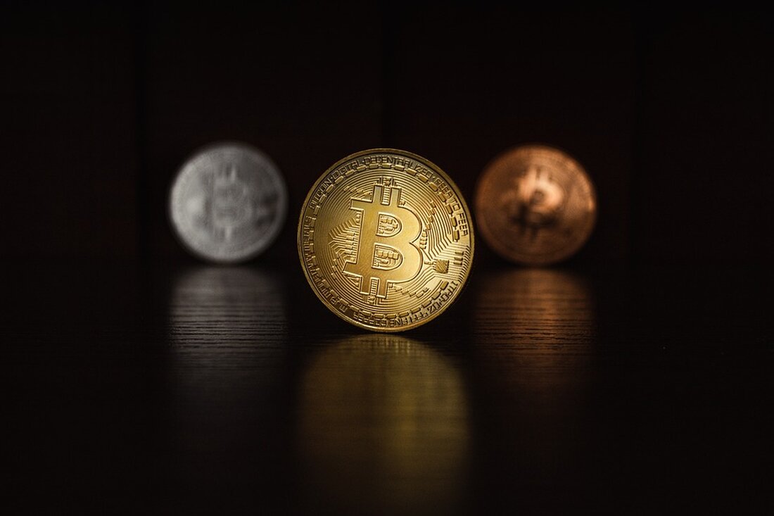 Greenpeace USA hat kürzlich Bitcoin wegen seiner Umweltbilanz kritisiert, allerdings widersprechen Experten dieser Behauptung. Die Organisation behauptete, dass große Banken und Zahlungsabwickler zur Klimazerstörung durch Bitcoin beitragen würden. Doch ist das wirklich so eindeutig? Am 18. Juli hat Greenpeace USA bekannt gegeben, dass sie die &#8222;New Yorker Skyline genutzt haben, um BlackRock, JP Morgan Chase und deren Bitcoin-verrückte CEOs für die Klimaauswirkungen von Bitcoin zu kritisieren&#8220;. Die Organisation behauptete, dass diese Banken Verbindungen zu Bitcoin haben, obwohl sie Nachhaltigkeitsversprechen gemacht haben. Als Teil ihrer Kampagne nutzten sie das &#8222;Skull of Satoshi&#8220;-Bild, um Bitcoin zu verurteilen. Dieses Kunstwerk, das vom Umweltkünstler &hellip;