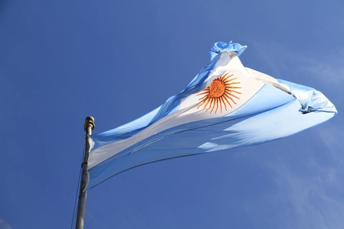 Argentiniens jährliche Inflationsrate überstieg im Februar 100 % und markierte damit ein 30-Jahres-Hoch seit der Hyperinflation des Landes im Jahr 1991. Unterdessen hat Bitcoin im vergangenen Jahr gegenüber dem argentinischen Peso um 20 % zugelegt, obwohl es im gleichen Zeitraum einen Rückgang von 34 % gegenüber dem US-Dollar verzeichnete. Am Dienstag veröffentlichte Regierungsdaten zeigten einen Anstieg des Verbraucherpreisindex (CPI) von 6,6 % allein im Laufe des Monats, neben einem Anstieg von 13,1 % seit Jahresbeginn. Die rasche Entwertung der Landeswährung ist für die Bürger in Echtzeit spürbar. Irene Devita, 74, erzählte das Wächter dass ihre Gemeinde Schwierigkeiten hat, sich irgendetwas …