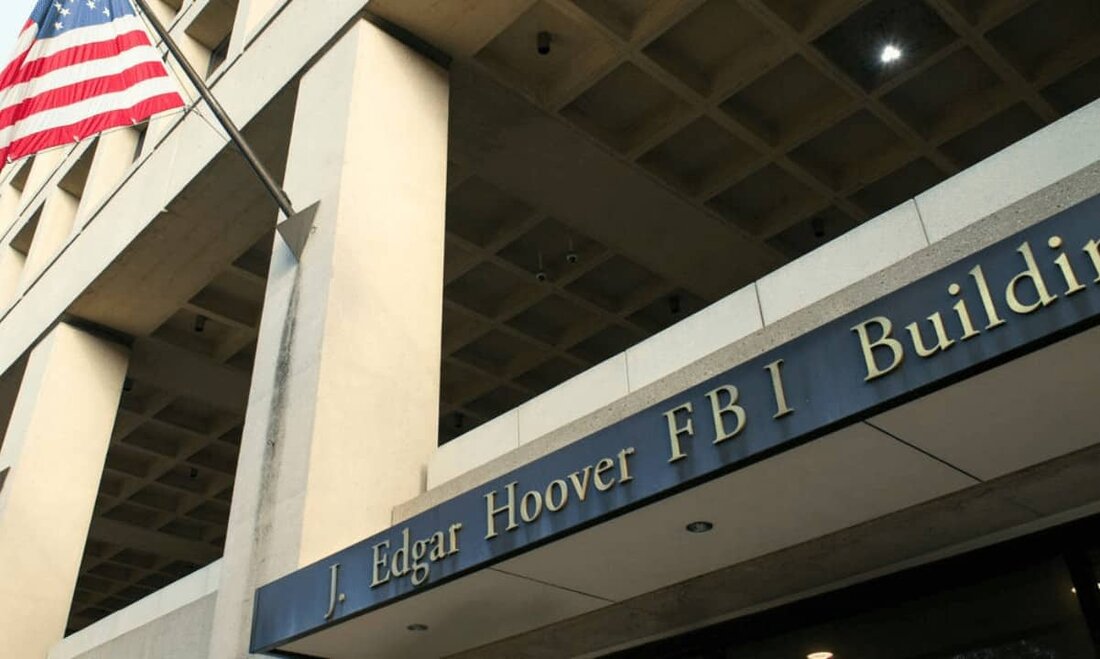 Das US Federal Bureau of Investigation (FBI) durchsuchte Berichten zufolge die Wohnung von Ryan Salame – dem ehemaligen CEO der bahamaischen Tochtergesellschaft von FTX. Die Razzia erfolgt mehrere Monate nach dem gigantischen Zusammenbruch des einst prominenten Krypto-Giganten. Zahlreiche Agenturen, Staatsanwälte und gescheiterte Investoren haben behauptet, die Börse habe Betrug an ihren Kunden begangen, und ihre Führer streng bestraft. Sam Bankman-Fried (SBF) – der ehemalige CEO von FTX – verbrachte kurze Zeit in einem bahamaischen Gefängnis, bevor er an die USA ausgeliefert wurde. Er lebt derzeit im Haus seiner Eltern in Kalifornien und wartet auf seinen Prozess Anfang Oktober. Laut a …