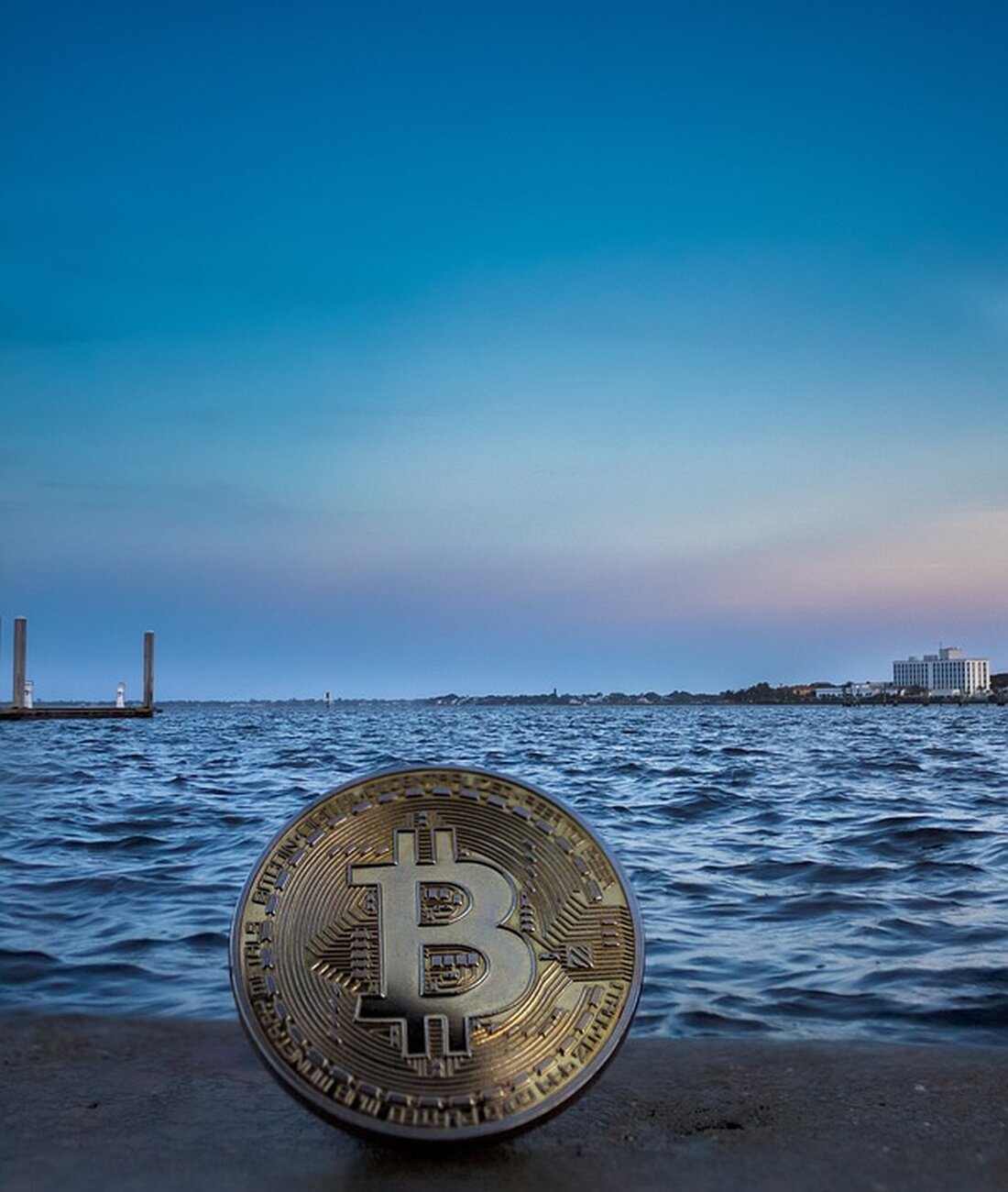 Ripple (XRP) hat vergangene Woche durch ein Gerichtsurteil im Prozess gegen die US-Börsenaufsicht SEC einen wichtigen Sieg errungen. Dies bedeutet, dass Ripple nun grünes Licht für den Einsatz von XRP in den USA hat und somit wieder im US-Geschäft aktiv werden kann. Die Entscheidung hat für gute Stimmung bei Ripple gesorgt und das Unternehmen richtet seinen Blick nun auf amerikanische Banken als potenzielle Kunden für XRP. Stuart Alderoty, Chief Legal Officer bei Ripple, äußerte sich in einem Interview mit CNBC zur Zukunft von XRP. Er betonte, dass Ripple nun hofft, mit US-Banken über die Verwendung von XRP als Brückenwährung ins &hellip;
