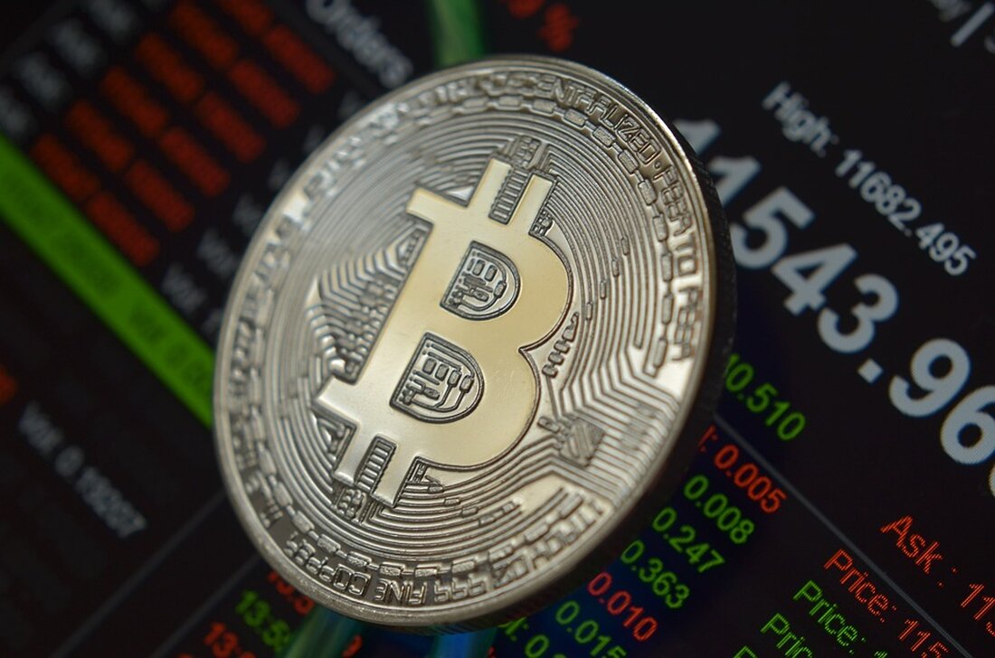 XRP erlebt derzeit eine erhöhte Netzwerkaktivität, da prominente Inhaber der Kryptowährung Schritte unternehmen. Neue Erkenntnisse von Lookonchain, einem renommierten Datenanalyseunternehmen, geben Aufschluss über die Kauf- und Verkaufsmuster von XRP-Walen auf dem Binance Smart Chain (BSC), was auf einen möglichen Anstieg der Verkaufsaktivität auf dem Markt hinweist. Der jüngste Erfolg von Ripple gegen die SEC hat zweifellos zu einem neuen Vertrauen in die XRP-Community geführt. Mit der Auflösung der Regulierungswolke sind Anleger und Inhaber jetzt bestrebt, von der neu gewonnenen Klarheit über den Status des Tokens zu profitieren. Aus diesem Grund stehen die Aktionen dieser bemerkenswerten Wale im Mittelpunkt des Interesses …