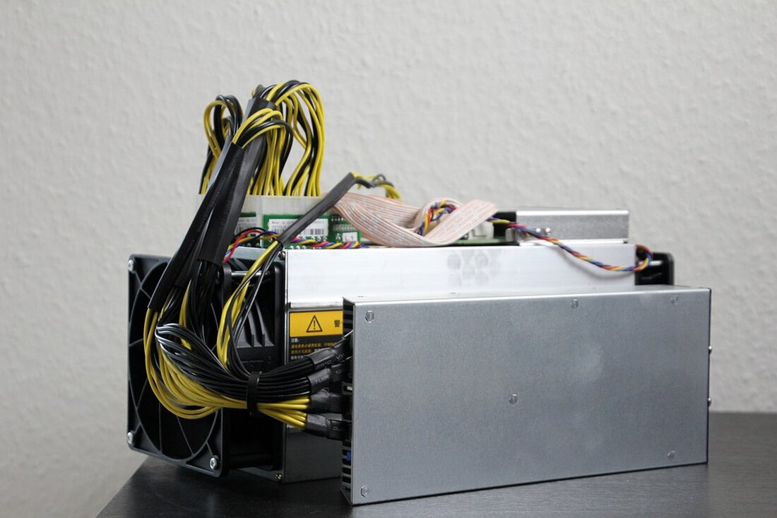 Ist Bitcoin doch viel besser für die Umwelt, als viele Umweltschützer:innen meinen? In einem kürzlich veröffentlichten Paper äußert sich ein Team des MIT positiv über die Umweltchancen der Kryptowährung – und bestätigt damit die Argumentation vieler Bitcoin-Enthusiasten. Das Team argumentiert sogar, dass das BTC-Netzwerk das Potenzial hat, einen enormen Beitrag für den Umweltschutz zu leisten und den Klimawandel zu bremsen. Der Anteil des BTC-Netzwerks am weltweiten Stromverbrauch beträgt derzeit in etwa 0,1%. Grund dafür ist, dass das Bitcoin-Mining für die Validierung und Verschlüsselung der Transaktionen große Mengen an Energie benötigt. Deshalb sorgt die Kryptowährung immer wieder für Diskussionsstoff unter Umweltschützer:innen …