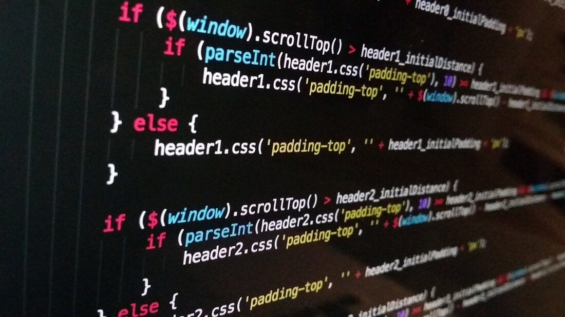 Bitcoin hat in den letzten Jahren enorm an Popularität gewonnen und ist zu einer der bekanntesten Kryptowährungen der Welt geworden. Doch wie funktioniert Bitcoin eigentlich und welche Vorteile bietet diese digitale Währung? Bitcoin wurde 2008 von einer Person oder einer Gruppe unter dem Pseudonym Satoshi Nakamoto ins Leben gerufen. Es handelt sich um eine dezentrale digitale Währung, die unabhängig von Banken oder Regierungen funktioniert. Transaktionen werden direkt zwischen den Teilnehmern abgewickelt und in einer öffentlichen Transaktionsdatenbank, der sogenannten Blockchain, gespeichert. Die Blockchain ist ein digitales Hauptbuch, in dem alle Transaktionen aufgezeichnet werden. Dadurch wird sichergestellt, dass Transaktionen transparent und fälschungssicher &hellip;