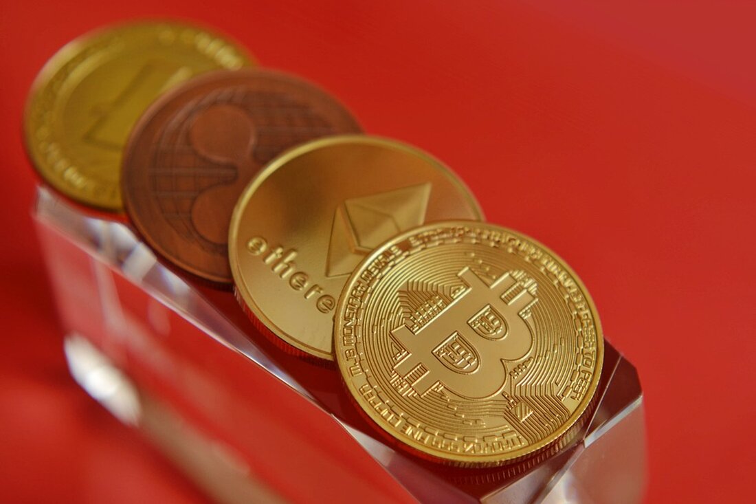 Artikelinhalt: Der Einsatz von Ethereum hat einen Meilenstein erreicht, da knapp 45 Milliarden US-Dollar oder 20% des im Umlauf befindlichen Ethereums eingesetzt wurden. Dieser Erfolg spiegelt den Fortschritt von Ethereum auf dem Weg zu einem umweltfreundlicheren Konsensmodell wider. Ethereum ist eine von vielen Blockchains, die das Proof-of-Stake-Konsensmodell verwenden. Bei diesem Modell verpfänden Validatoren mindestens 32 Ethereum, um Transaktionen zu validieren und Belohnungen zu erhalten. Es war nicht immer so. Im September letzten Jahres wechselte Ethereum vom energieintensiven Proof-of-Work zum Proof-of-Stake-Konsensmodell. Monatelang war es nicht möglich, abgestecktes Ethereum abzuheben, bis ein Upgrade im April 2021 dies ermöglichte. Vor diesem Upgrade waren …