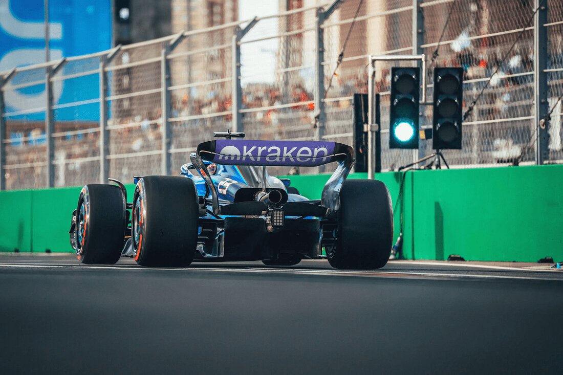 Ab diesem Wochenende wird das Kraken-Logo dank der Partnerschaft der Börse mit dem berühmten Formel-1-Rennstall Williams Racing Millionen von Nutzern angezeigt. Am 28. März gab Kraken, eine der größten Kryptowährungsbörsen weltweit, die Unterzeichnung eines Sponsorenvertrags mit Williams Racing bekannt, das neben Ferrari, McLaren und Mercedes als eines der vier besten Formel-1-Teams gilt. Laut Aussage von Kraken ist dies die erste Partnerschaft der Börse innerhalb der Welt der Formel 1. Sie bereiten sich jedoch bereits darauf vor, ihre globale Präsenz bei diesen Veranstaltungen ab dem nächsten Jahr zu verstärken. Kraken geht in die F1 Als Ergebnis der Partnerschaft wird das Kraken-Logo …