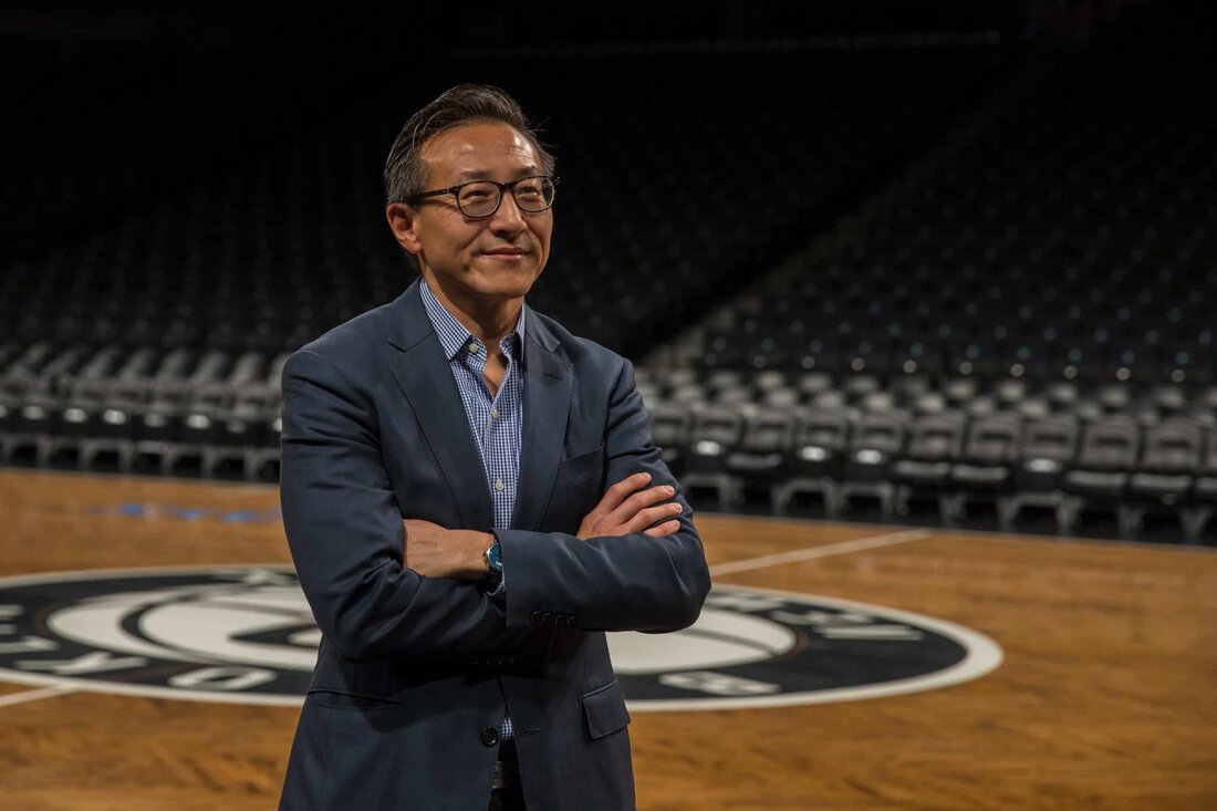 Die Alibaba Group – ein auf E-Commerce spezialisiertes chinesisches Technologieunternehmen – gab bekannt, dass Joseph Tsai Daniel Zhang als neuen Vorsitzenden des Unternehmens ersetzen wird. Der taiwanesisch-kanadische Milliardär ist als Verfechter der Kryptowährungsbranche bekannt und sein Name war an mehreren Projekten für digitale Vermögenswerte beteiligt. Jüngste Quellen enthüllten, dass Blue Pool Capital – eine Organisation, die das persönliche Vermögen von Tsai verwaltet – an zwei Finanzierungsrunden der einstmals bedeutenden Krypto-Börse FTX beteiligt war. Veränderungen an der Spitze Tsai, der derzeit als Executive Vice Chairman fungiert, wird seine neue Rolle am 10. September dieses Jahres antreten und Daniel Zhang ersetzen. Eddie …