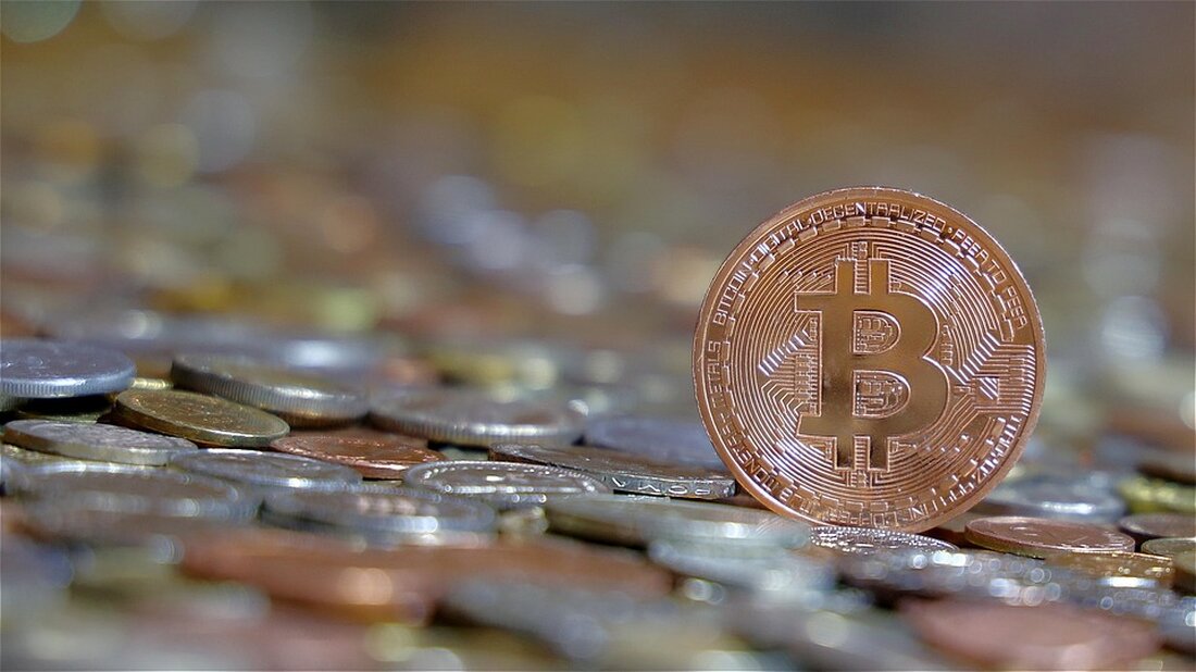Krypto-Markt: Positive Signale trotz Unsicherheiten In den letzten Wochen haben sich die Finanzmärkte stark bewegt, und auch der Krypto-Markt zeigt erste Anzeichen einer Erholung. Aktuell pendelt der Bitcoin-Kurs bei 87.000 Dollar und nähert sich damit wieder der psychologisch wichtigen Marke von 90.000 Dollar. Auch zahlreiche Altcoins zeigen sich von ihrer positiven Seite und verzeichnen Kurszuwächse. Einfluss der Federal Reserve und makroökonomische Faktoren Die Erholung der Krypto-Kurse fällt zusammen mit der Entscheidung der Federal Reserve, den US-Leitzins unverändert zu lassen. Diese Maßnahme trug zur Stabilisierung der Aktienmärkte bei, was sich nun auch auf die Kryptowährungen auswirkt. Zudem hat US-Präsident Donald Trump …