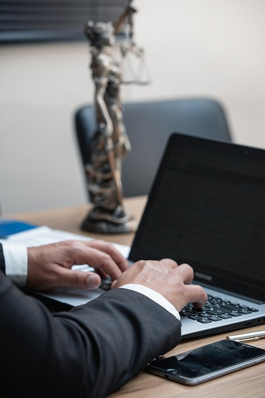 Die amerikanische Securities and Exchange Commission (SEC) befindet sich an einem Wendepunkt in ihrer Herangehensweise an die Krypto-Regulierung. Unter der Leitung des amtierenden Vorsitzenden Mark Uyeda wird die umstrittene Aufbewahrungsregel, die zuvor von Gary Gensler, dem ehemaligen Vorsitzenden der SEC, vorgeschlagen wurde, erneut überprüft. Dies könnte erhebliche Auswirkungen auf die Krypto-Branche haben. ### Strikte Regeln möglicherweise vom Tisch Der Vorschlag, der vor zwei Jahren eingeführt wurde, verpflichtete Anlageberater, Krypto-Vermögenswerte ausschließlich bei anerkannten Verwahrstellen wie Banken zu hinterlegen. Diese Regel stieß auf erhebliche Widerstände aus der Branche, da sie als Hemmnis für Innovationen angesehen wurde und kleinere Akteure benachteiligte. Uyeda hat …