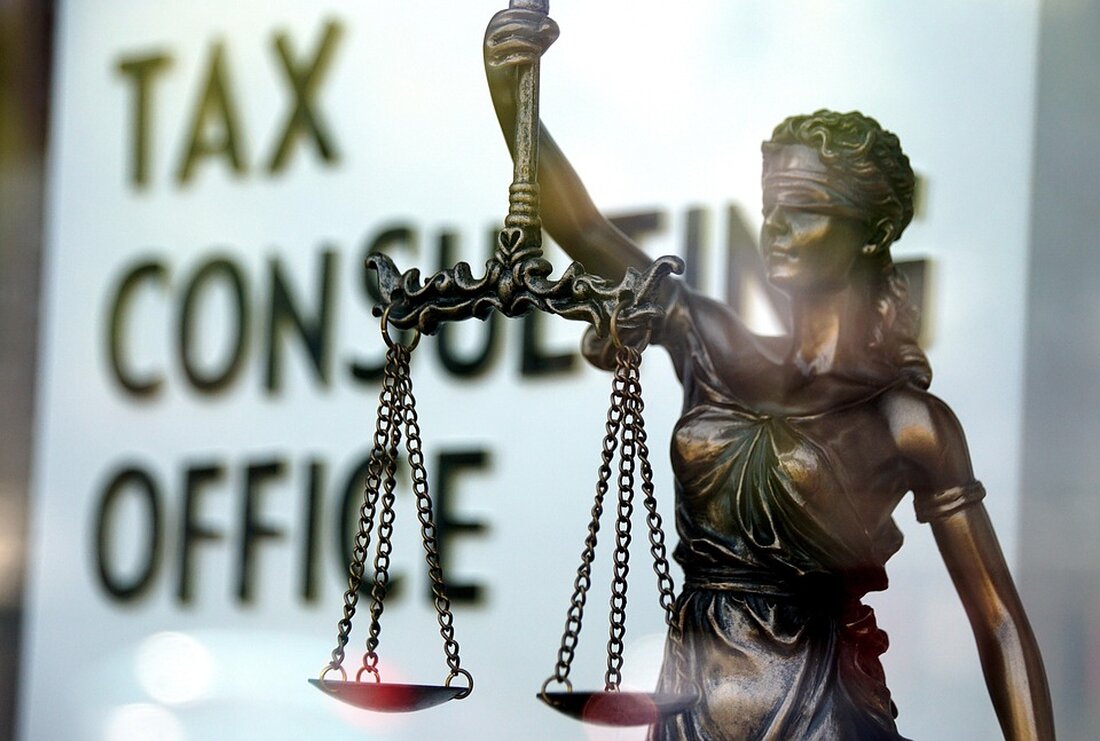 SPD plant Abschaffung der Einjahresfrist für Krypto-Steuerfreiheit In den aktuellen Koalitionsverhandlungen zwischen der SPD und der CDU steht die Einjahresfrist für die Steuerfreiheit von Kryptowährungen auf der Kippe. Bisher konnten Anleger, die Bitcoin, Ether und andere digitale Währungen mindestens ein Jahr lang hielten, ihre Gewinne steuerfrei realisieren. Die SPD plant jedoch, diese Regelung abzuschaffen und somit die Besteuerung auf private Kapitaleinkünfte auszudehnen. Steuerpolitik und ihre Auswirkungen auf die Krypto-Community Laut einem Protokoll aus den Koalitionsverhandlungen beabsichtigt die SPD, den Abgeltungssteuersatz auf private Kapitaleinkünfte auf 30 Prozent zu erhöhen. Zudem sollen Einkünfte aus Kryptowährungen künftig wie herkömmliche Kapitaleinkünfte besteuert werden. Im &hellip;