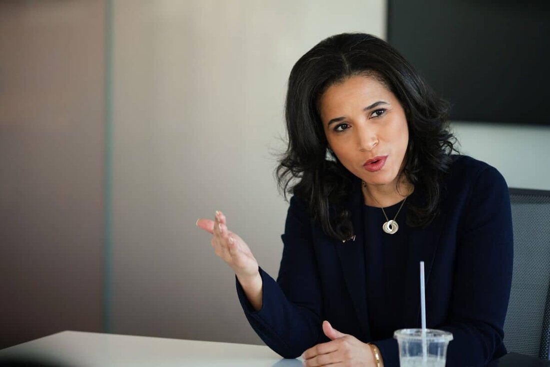 Adrienne A. Harris – Superintendentin des New York State Department of Financial Services (NYDFS) – sagte, die Prämisse, dass die Verbindungen der Bank zu kryptobezogenen Unternehmen hinter ihrer Schließung stecken, sei „lächerlich“. Das Finanzinstitut zeigte im vergangenen Monat schwerwiegende Betriebsschwierigkeiten und wurde von amerikanischen Aufsichtsbehörden geschlossen, um weitere Probleme zu verhindern. Krypto war nicht der Grund Das versicherte der Leiter der NYDFS kürzlich Interview dass die zuständigen Wachhunde die Signature Bank geschlossen haben, weil sie mehrere unversicherte Einlagen hatte und keine Liquiditätsmanagementprotokolle hatte, um Auszahlungsanfragen nachzukommen. Als solche verwarf sie vollständig die Annahme, dass die Beziehung der Organisation zur Kryptoindustrie &hellip;