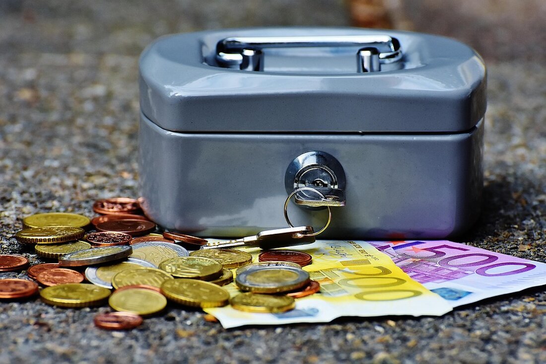 Die Zukunft der Tokenisierung: Real-World Assets (RWA) auf der Blockchain Immer mehr Krypto-Projekte wenden sich dem Thema Real-World Assets (RWA) zu und bringen tokenisierte Aktien auf die Blockchain. Auch die klassische Wall Street erkennt zunehmend das Potenzial von RWA. Im vergangenen Jahr hat die Einführung von Bitcoin ETFs der Krypto-Branche einen erheblichen Schub in Richtung der traditionellen Finanzindustrie verschafft. Unternehmen wie BlackRock und Fidelity haben bereits zweistellige Milliardenbeträge in ihren Bitcoin ETFs gesammelt. Ein neuer Trend zeichnet sich ab: Die Kryptoindustrie richtet ihren Fokus gezielt auf die Wall Street und setzt dabei auf die Tokenisierung von echten Vermögenswerten. Ein Beispiel &hellip;