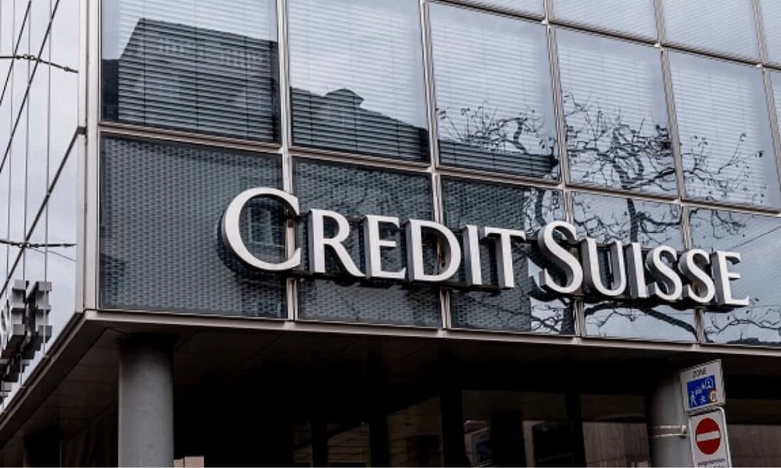 Die Aktien der Credit Suisse fielen am Mittwoch auf ein weiteres Allzeittief von nur 1,65 CHF (1,79 $), nachdem ihr größter Aktionär – die Saudi National Bank (SNB) – angekündigt hatte, keine weiteren Aktien des Unternehmens kaufen zu können. Der Rückgang um 30 % war mit der weit verbreiteten Befürchtung verbunden, dass die Credit Suisse kurz vor dem Zahlungsausfall stehen könnte. Noch ein Bankrun? Die saudische Nationalbank darf aufgrund regulatorischer Beschränkungen nicht mehr in die angeschlagene Bank investieren, sagte SNB-Vorsitzender Ammar Al Khudairy am Mittwoch gegenüber Reuters. Es hält derzeit a 9,88 % Anteil in der Firma, nur 12 Basispunkte …
