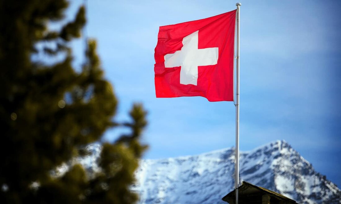 Da die größten kryptounterstützenden Banken in den USA aus allen Nähten bröckeln, scheinen sich Industrieunternehmen als finanzielle Rettungsleine in die Schweiz zurückzuziehen. Kryptofokussierte Banken in der Region melden einen höheren Datenverkehr, nachdem Silvergate, Signature Bank und Silicon Valley Bank (SVB) in den letzten zwei Wochen alle effektiv gescheitert sind. Wohin gehen Kryptofirmen? Der Geschäftsführer der SEBA Bank, Yves Longchamp, teilte Reuters per E-Mail mit, dass die Bank laut a Bericht Montag veröffentlicht. Vertreter der Niederlassungen der Bank in Singapur, Hongkong, Abu Dhabi und der Schweiz stellten ebenfalls ein verstärktes Interesse amerikanischer Kunden fest. „Kryptofirmen und andere Vermögensverwalter haben bereits mit …