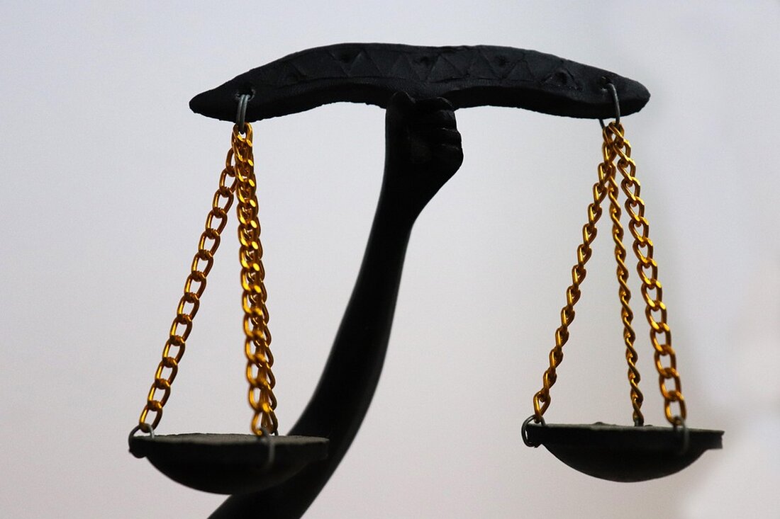 Der Aufstieg von Kryptowährungen und DeFi: Herausforderungen für die Finanzstabilität In den letzten Jahren hat sich der Markt für Kryptowährungen und dezentralisierte Finanzsysteme (DeFi) rasant entwickelt. Diese neue finanzielle Landschaft bietet zahlreiche Innovationen, birgt jedoch auch erhebliche Risiken für die Stabilität des globalen Finanzsystems. Experten warnen, dass der unregulierte Charakter von Kryptowährungen und DeFi-Plattformen potenzielle Bedrohungen für die Finanzmärkte mit sich bringt. Kryptowährungen, die in der Regel durch Blockchain-Technologie unterstützt werden, ermöglichen Transaktionen ohne die Notwendigkeit traditioneller Banken. Dies kann die Effizienz im Finanzsektor erhöhen, gleichzeitig jedoch die Kontrolle der Aufsichtsbehörden über finanzielle Transaktionen verringern. Insbesondere die hohe Volatilität vieler …