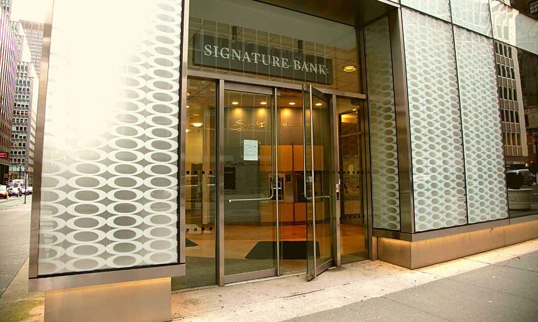 Die Mitteilung erfolgt nach dem Kauf der meisten Einlagen und Kredite von Signature durch NYCB. Nachdem Signature von der FDIC unter Zwangsverwaltung gestellt worden war, begann das Ausschreibungsverfahren für seine verbleibenden Geschäftstätigkeiten sowie das mit dem Unternehmen verbundene Branding. Die Übernahme durch die FDIC erfolgte kurz nach dem Zusammenbruch von Silvergate und SVB. Die Entscheidung war möglicherweise auf die laufenden Ermittlungen zu den Geschäften von Signature zurückzuführen, bei denen Vertreter der Signature Bank keine genauen Angaben zum Defizit machen konnten, das nach der Insolvenz der SVB entstanden war. Grünberg: Die Signature Bank hat am 10. März, dem Tag der Schließung …