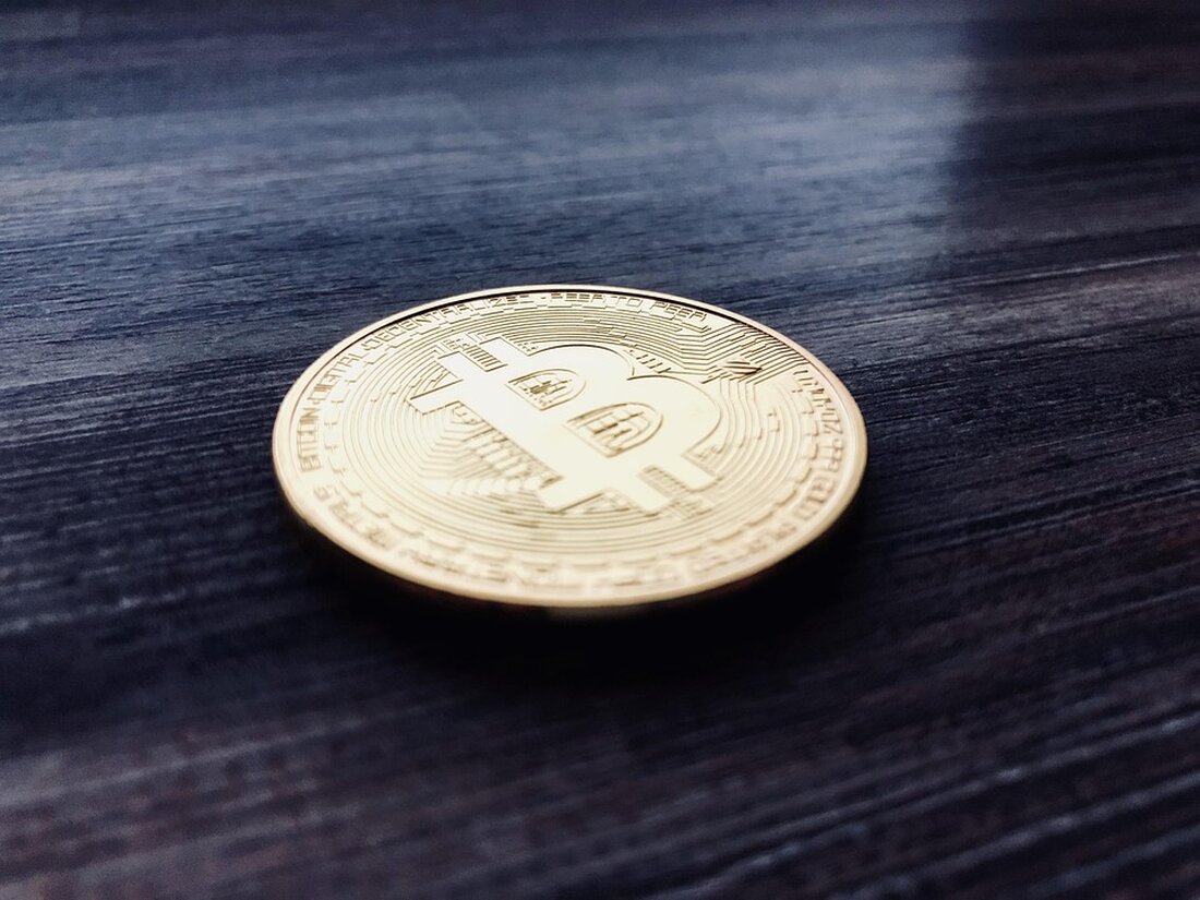 Bitcoin- und Ethereum-Optionen: Über 14 Milliarden USD am Verfallstag Heute verfallen Bitcoin- und Ethereum-Optionen im Gesamtwert von über 14 Milliarden USD. Trader erwarten rund um diesen Verfallstag starke Bewegungen auf den Märkten. Während Bitcoin (BTC) eine bullische Tendenz zeigt, bleibt Ethereum (ETH) zurückhaltender. Entscheidend wird sein, wie sich der Markt unmittelbar nach dem Verfall verhält. Verfall von 14,21 Milliarden USD an Optionen Der Nominalwert der heute auslaufenden Bitcoin-Optionen beträgt 12,075 Milliarden USD. Laut Daten von Deribit haben 139.260 auslaufende Bitcoin-Optionen ein Put-Call-Verhältnis von 0,49. Dieses Verhältnis deutet auf einen Überhang von Kaufoptionen (Calls) gegenüber Verkaufsoptionen (Puts) hin. Der maximale Schmerzpunkt …