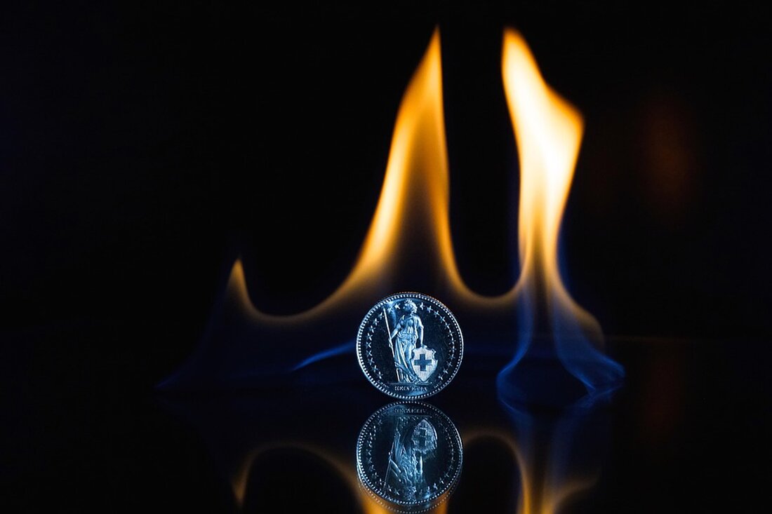 Massive Verluste bei World Liberty Financial: Ethereum als Hauptverursacher Die von Donald Trump unterstützte Krypto-Investmentfirma World Liberty Financial (WLFI) hat kürzlich einen beispiellosen Verlust von 110 Millionen US-Dollar erlitten. Laut aktuellen Berichten ist dieser Verlust hauptsächlich auf die Ethereum (ETH)-Bestände des Unternehmens zurückzuführen. Ethereum als Hauptverursacher der Verluste WLFI hatte Ethereum zu einem durchschnittlichen Preis von 3.240 US-Dollar pro Token erworben. Mit dem aktuellen Ethereum-Kurs von etwa 1.900 US-Dollar hat sich der Wert der ETH-Bestände fast halbiert. Wu Blockchain berichtet von einem nicht realisierten Verlust in Höhe von 81 Millionen US-Dollar, der weiter steigen könnte. Insgesamt ist der Wert des …