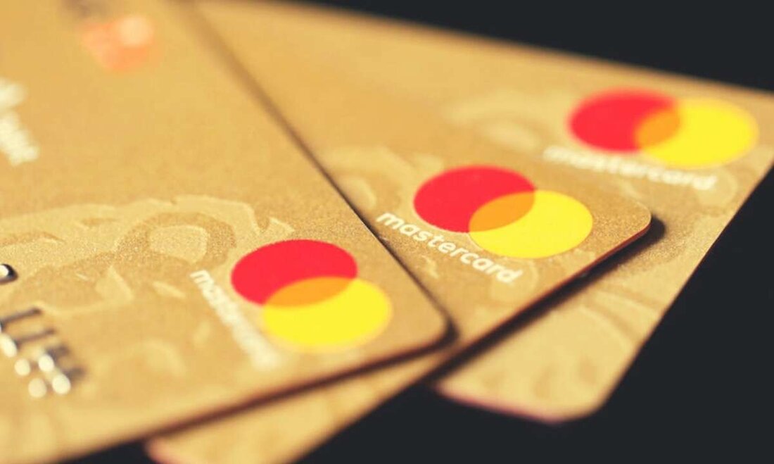 Der US-Zahlungsgigant Mastercard hat eine neue Web3-Lösung auf den Markt gebracht, die mehr Vertrauen in Blockchain-Transaktionen schaffen soll. Das Angebot mit dem Namen „Mastercard Crypto Credential“ wird eine Reihe gemeinsamer Standards und Infrastrukturen etablieren, die „dazu beitragen werden, vertrauenswürdige Interaktionen zwischen Verbrauchern und Unternehmen, die Blockchain-Netzwerke verwenden, zu bestätigen“. Mastercard-Krypto-Anmeldeinformationen In einem am 28. April veröffentlichten Blogbeitrag betonte Mastercard die Notwendigkeit vertrauenswürdiger, konformer und überprüfbarer Interaktionen in öffentlichen Blockchain-Netzwerken. Insofern soll Mastercard Crypto Credential dazu beitragen, dass die Spieler, die an der Interaktion über Web3 interessiert sind, bestimmte definierte Standards erfüllen, während sie sich an jeder Art von Aktivität beteiligen. …