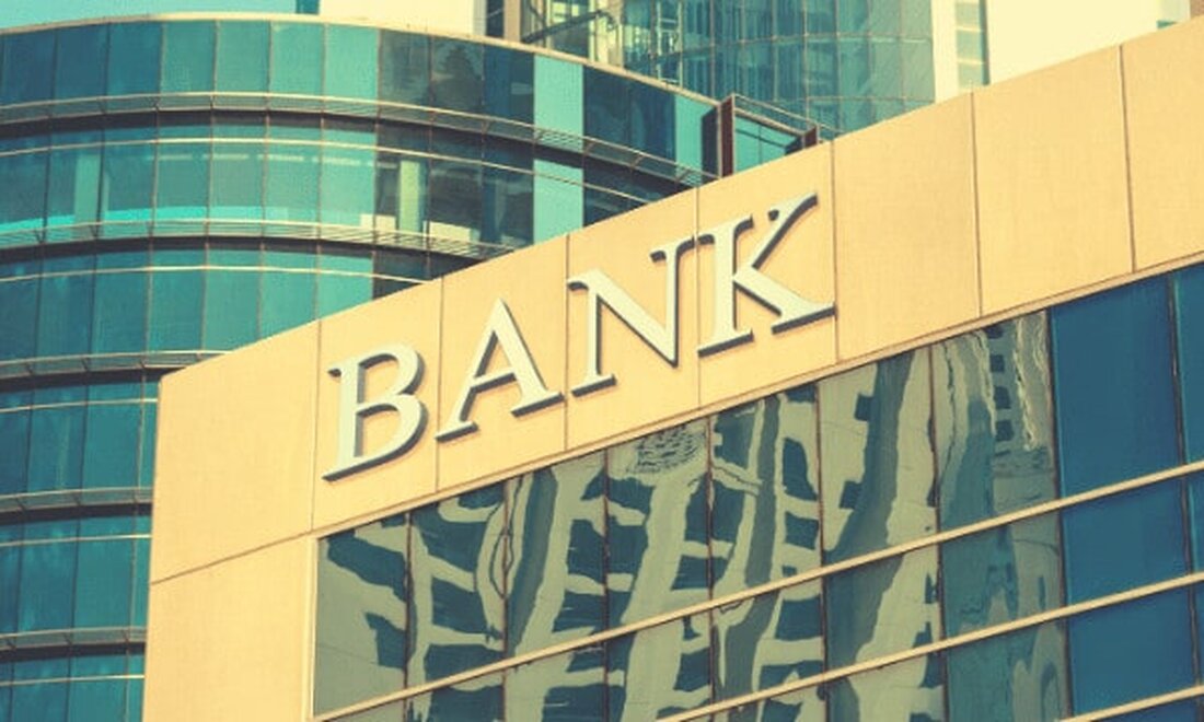 Der kalifornische Kreditgeber PacWest Bancorp (PACW) brach am Donnerstag um über 20 % ein, nachdem das Unternehmen bekannt gab, dass es einen erheblichen Teil seiner Einlagen verloren hatte. Dies folgt auf eine Reihe von Pleiten in US-Regionalbanken in diesem Jahr, denen ähnliche Warnsignale vorausgingen. Einleger fliehen vor PacWest Laut seinem bei der Securities and Exchange Commission eingereichten Quartalsbericht gab PacWest an, dass seine Einlagen letzte Woche um 9,5 % zurückgegangen seien – hauptsächlich am 4. und 5. Mai. Dies sei nach Angaben der Bank eine Reaktion auf „verstärkte Markt- und Kundenängste“ gewesen die Bank, nachdem die First Republic Bank am &hellip;