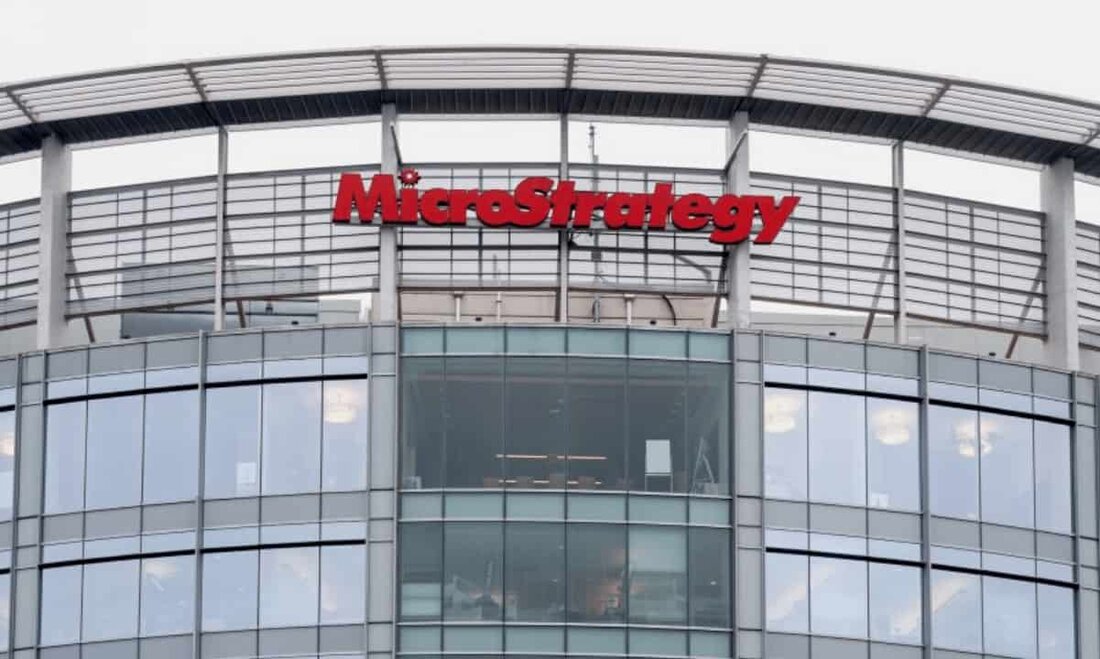 MicroStrategy, eine Enterprise Business Intelligence (BI)-Plattform, die Software, Cloud Computing und andere Dienste für eine Vielzahl von Kunden bereitstellt, ist zufällig auch einer der weltweit größten Bitcoin-Besitzer mit etwa 140.000 Bitcoin in Reserven. Out-Konkurrenz durch HODLing Die Entscheidung, Bitcoin in großen Mengen zu kaufen, traf der damalige CEO Michael Saylor im Jahr 2020 unter Berufung auf Bedenken hinsichtlich der Inflation. Ihm zufolge hat das einfache HODLing von BTC seinem Unternehmen einen Vorteil gegenüber Konkurrenten in der BI-Branche verschafft. „Letztendlich ist es nicht leicht zu erkennen, welche bessere Strategie es geben könnte. Wir haben festgestellt, dass wir durch den einfachen Erwerb …