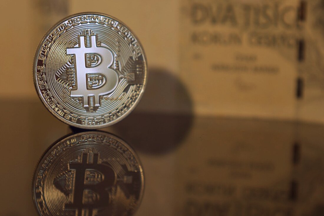 Bitcoin-ETF erhält grünes Licht laut Mike Novogratz Mike Novogratz, Inhaber von Galaxy Digital, hat Bloomberg darüber informiert, dass ein Bitcoin-ETF endlich das „grüne Licht“ erhalten wird, auf das die Kryptowährung gewartet hat. In einem Interview mit Bloomberg äußerte sich Novogratz zu seinen Ansichten über den anhaltenden Kampf um den Multi-Spot-Bitcoin-ETF zwischen einigen Wall Street-Titanen und der SEC (Securities and Exchange Commission). Die Zustimmung der SEC und der US-Regierungsbehörden für Bitcoin-ETFs wurde bereits seit einiger Zeit erwartet. Novogratz ist der Ansicht, dass Bitcoin einen großen Schub erhalten wird, wenn der Bitcoin-ETF genehmigt wird. Er prognostiziert, dass der Bitcoin-Kurs bis zum Ende …