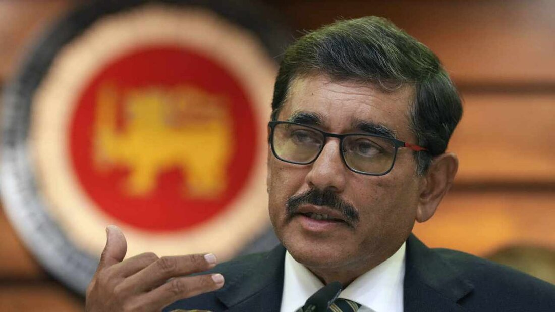 Der milliardenschwere Investor und Risikokapitalgeber Tim Draper hat Berichten zufolge versucht, die srilankische Regierung davon zu überzeugen, Bitcoin einzuführen. Der Gouverneur der Zentralbank von Sri Lanka lehnte seine Empfehlung jedoch ab und betonte: „Die Einführung von 100 % Bitcoin wird niemals eine srilankische Realität sein.“ Tim Draper schlägt Sri Lanka vor, Bitcoin zu übernehmen Berichten zufolge versuchte der milliardenschwere Investor und Risikokapitalgeber Tim Draper, die srilankische Regierung und Zentralbank davon zu überzeugen, Bitcoin während seines Besuchs in dem südasiatischen Land Anfang dieser Woche einzuführen, um eine Folge seiner TV-Show „Meet the Drapers“ mit lokalen Unternehmern zu drehen. Der Milliardär traf &hellip;