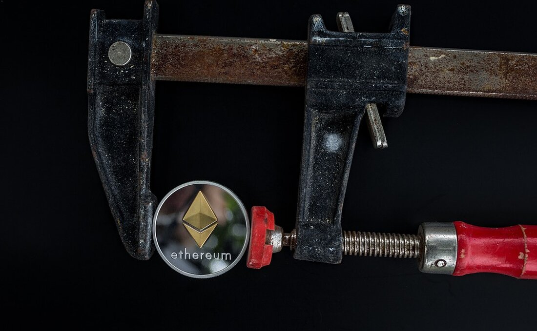 Möglicher Rückgang von Ethereum Da Ethereum (ETH) seine jüngsten Gewinne festigen will, können Anleger mit einem möglichen Rückgang rechnen, bevor es zu einer Fortsetzung des Aufwärtstrends kommt. Experten glauben, dass dieser Rückgang eine ideale Gelegenheit bieten könnte, Ethereum zu einem günstigen Preis anzuhäufen. Krypto-Marktanalyst Crypto Tony geht davon aus, dass Ethereum seine obere Liquiditätsgrenze erreicht hat und auf die untere Liquiditätsgrenze um 1.780 $ zurückfallen könnte. Derzeit liegt der Preis von Ethereum bei 1.892,19 $, was einem leichten Rückgang von 0,75 % entspricht. in den letzten 24 Stunden. Ethereum verzeichnete jedoch immer noch einen Anstieg von 1,25 % gegenüber den &hellip;