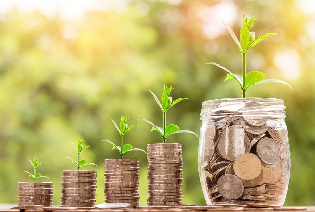 Die Association for Financial Markets in Europe (AFME) hat in einem kürzlich veröffentlichten Weißbuch davor gewarnt, dass neue Kryptowährungsvorschriften unbeabsichtigte Risiken für die Finanzstabilität mit sich bringen könnten. Die AFME argumentierte, dass die dezentrale Finanzierung (DeFi) und damit verbundene Aktivitäten angemessen in den regulatorischen Rahmen einbezogen werden sollten, um Risiken zu bewältigen und gleichzeitig finanzielle und technologische Innovationen zu fördern. Die Europäische Union und das Vereinigte Königreich haben bereits Maßnahmen ergriffen, um ihre Krypto-Regime voranzutreiben. Im vergangenen Monat wurden die wegweisenden EU-Regeln für Märkte für Krypto-Assets (MiCA) verabschiedet, die jedoch erst im nächsten Jahr in Kraft treten werden. Diese Vorschriften …
