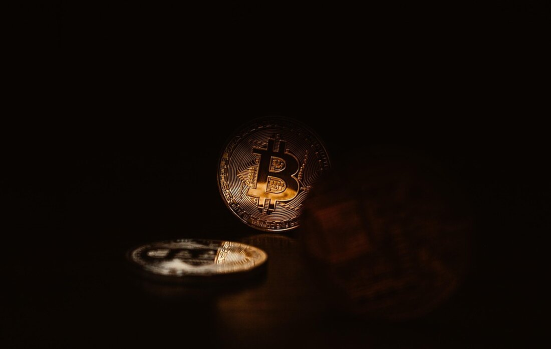 North Carolina plant Bitcoin-Investitionen: Senate Bill 327 im Fokus Der Bundesstaat North Carolina plant, bis zu 10 % seiner öffentlichen Mittel in Bitcoin zu investieren, was nach aktuellen Zahlen etwa 950 Millionen Dollar entsprechen könnte. Dies ist Teil eines Trends, bei dem mehr als ein Dutzend US-Bundesstaaten die Einführung staatlicher Bitcoin-Reserven in Betracht ziehen. Am 18. März 2023 wurde der Gesetzentwurf Senate Bill 327 (SB327), bekannt als „NC Bitcoin Reserve and Investment Act“, von den Senatoren Todd Johnson, Brad Overcash und Timothy Moffitt vorgestellt. Ziel des Gesetzentwurfs Die Hauptziele des Gesetzentwurfs sind die Einrichtung einer strategischen Bitcoin-Reserve sowie die Förderung …